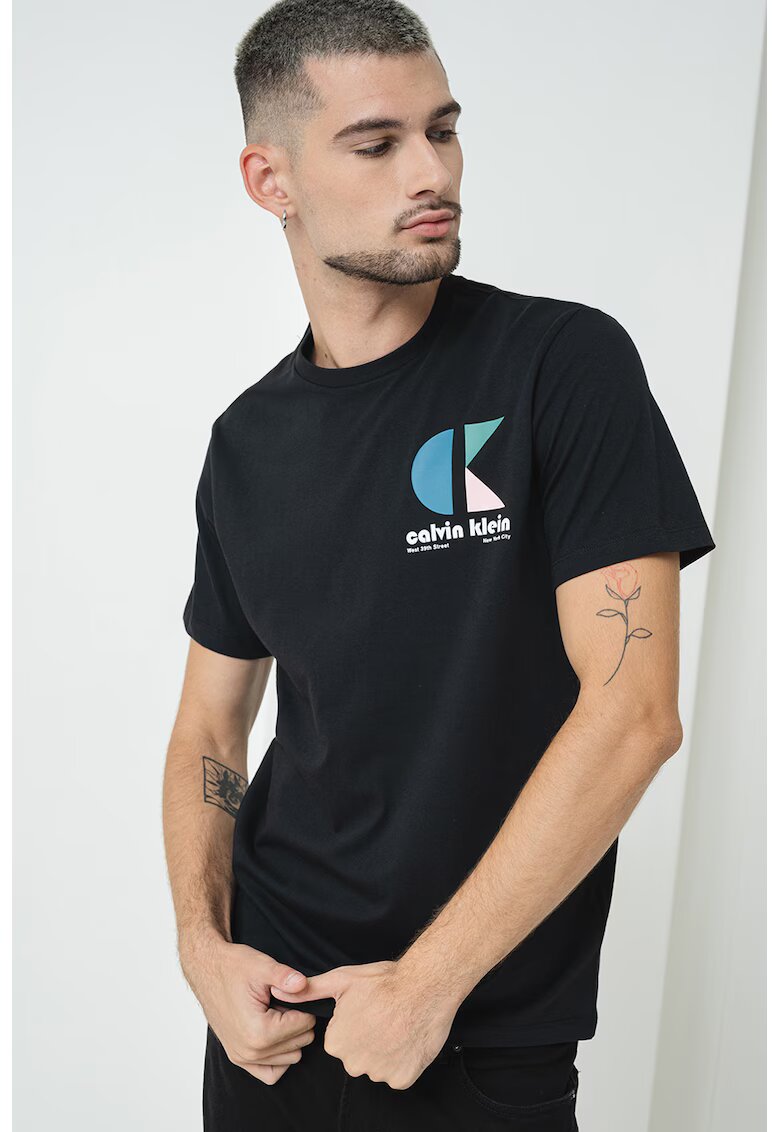 Calvin Klein Jeans Tricou regular fit cu logo pe piept - Negru/Roz pal