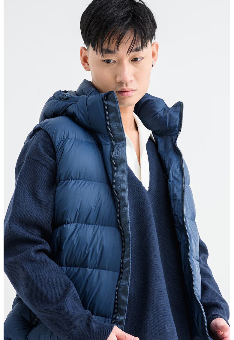 Calvin Klein Jeans Vesta cu gluga si umplutura de puf - Bleumarin