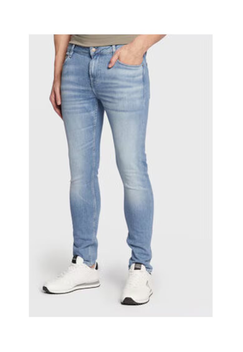 Guess Blugi cu 5 buzunare si talie medie