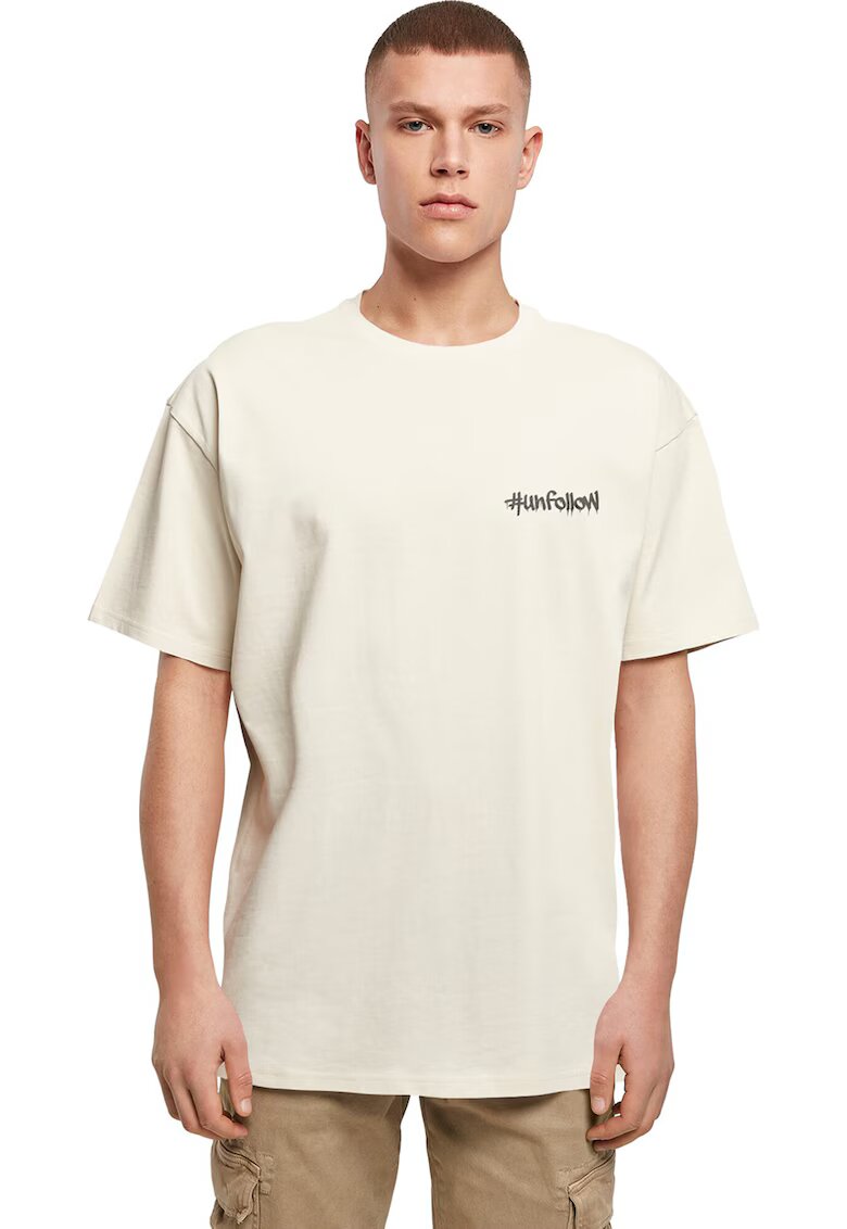 Merchcode Tricou lejer cu decolteu la baza gatului si imprimeu text - Maro nisip