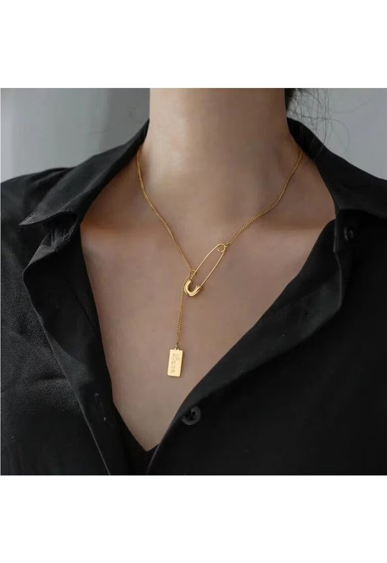 Pursehuit Colier auriu din otel inoxidabil placat cu aur 18K PVD - cu ac de siguranta si tag Love - Ami C1