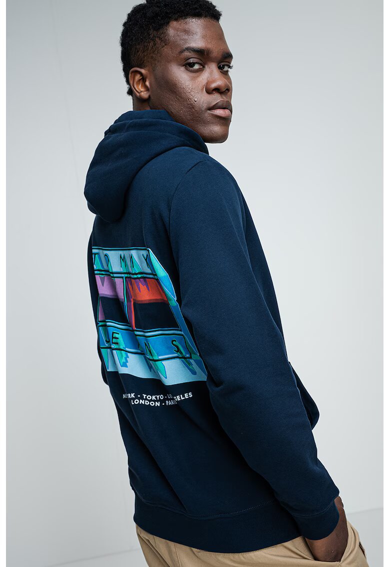 Tommy Jeans Hanorac regular fit cu imprimeu logo pe partea din spate - Bleumarin