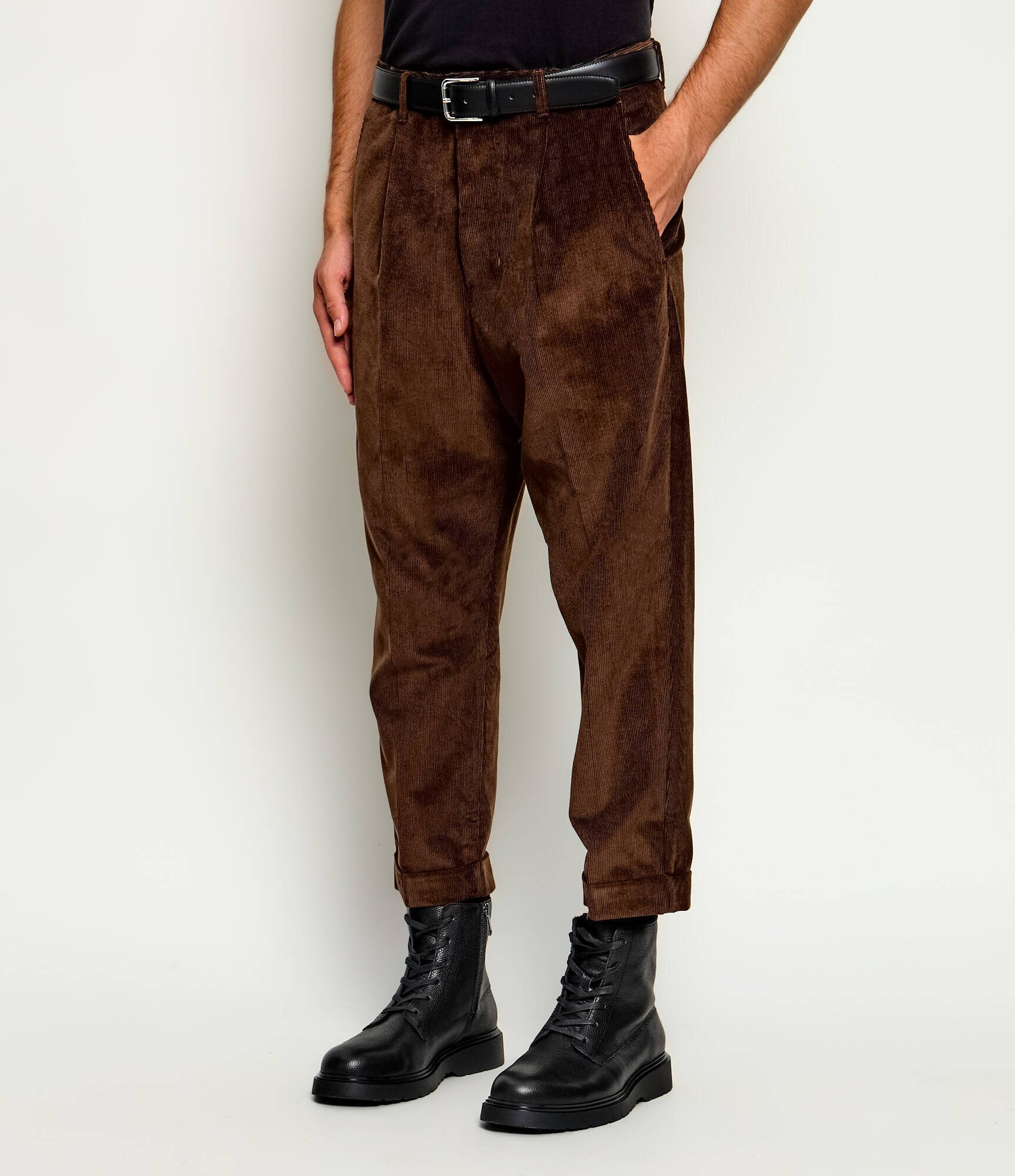 AMI Paris Pantaloni | carrot fit | catifea reiată