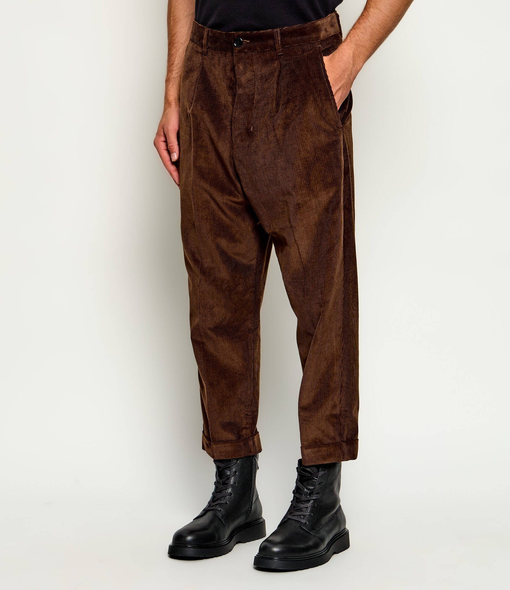 AMI Paris Pantaloni | carrot fit | catifea reiată