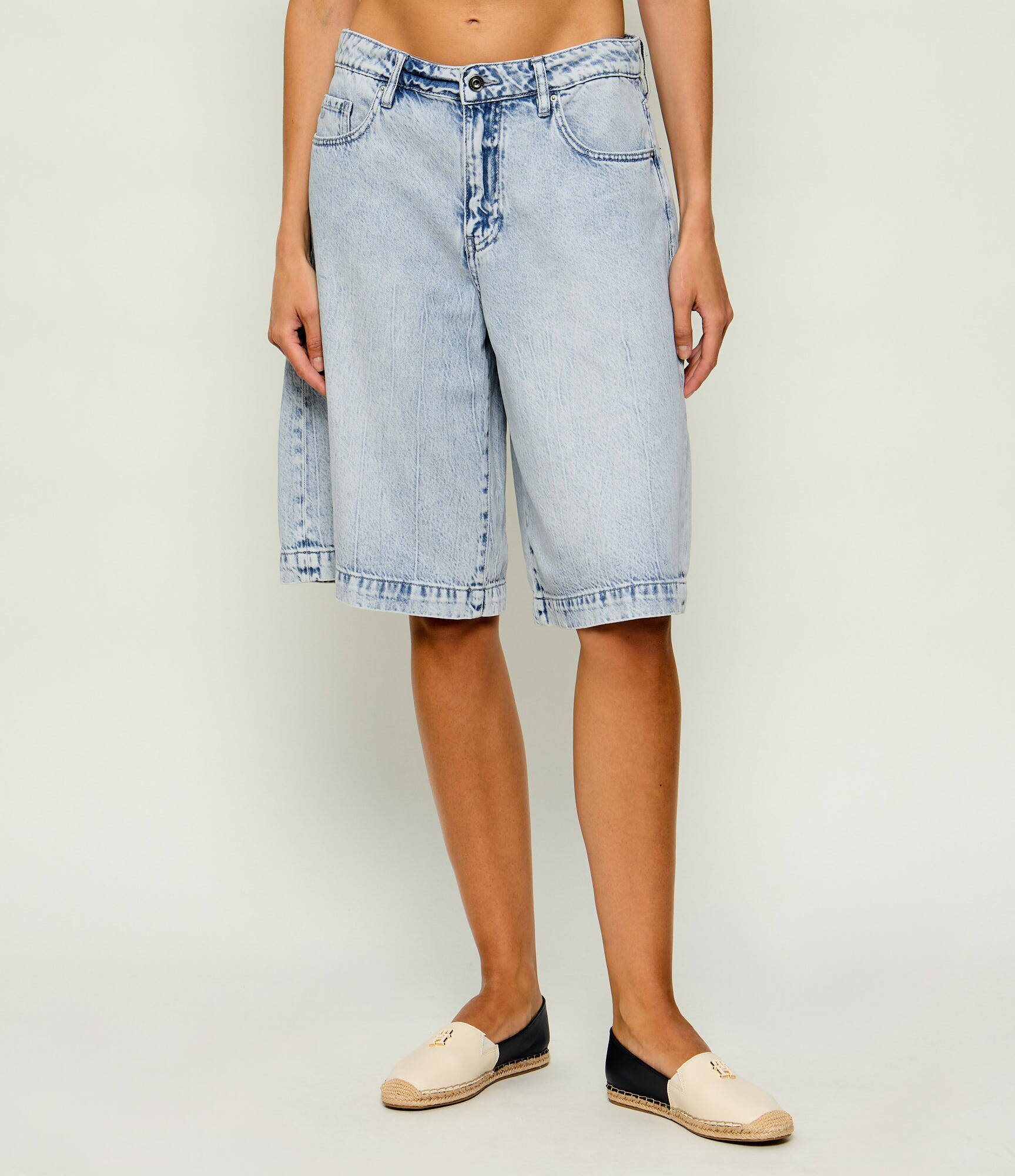Armani Exchange De blugi bermudy J42 | Relaxed fit