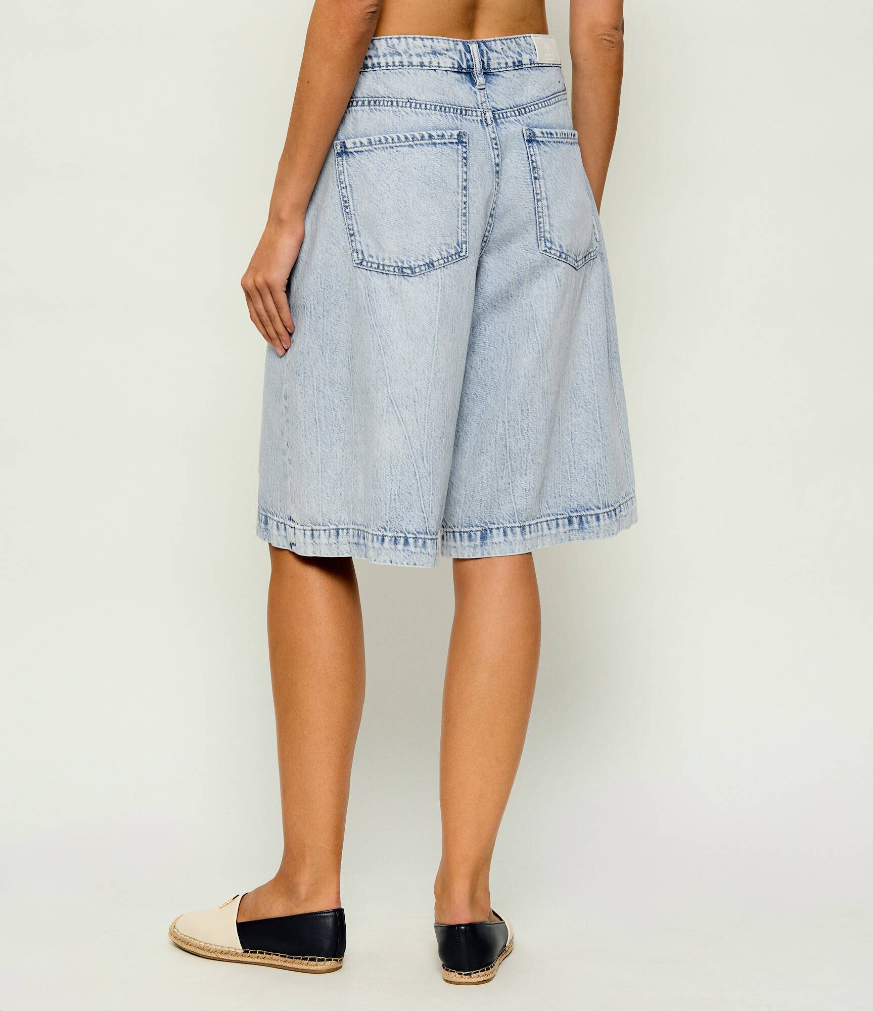 Armani Exchange De blugi bermudy J42 | Relaxed fit