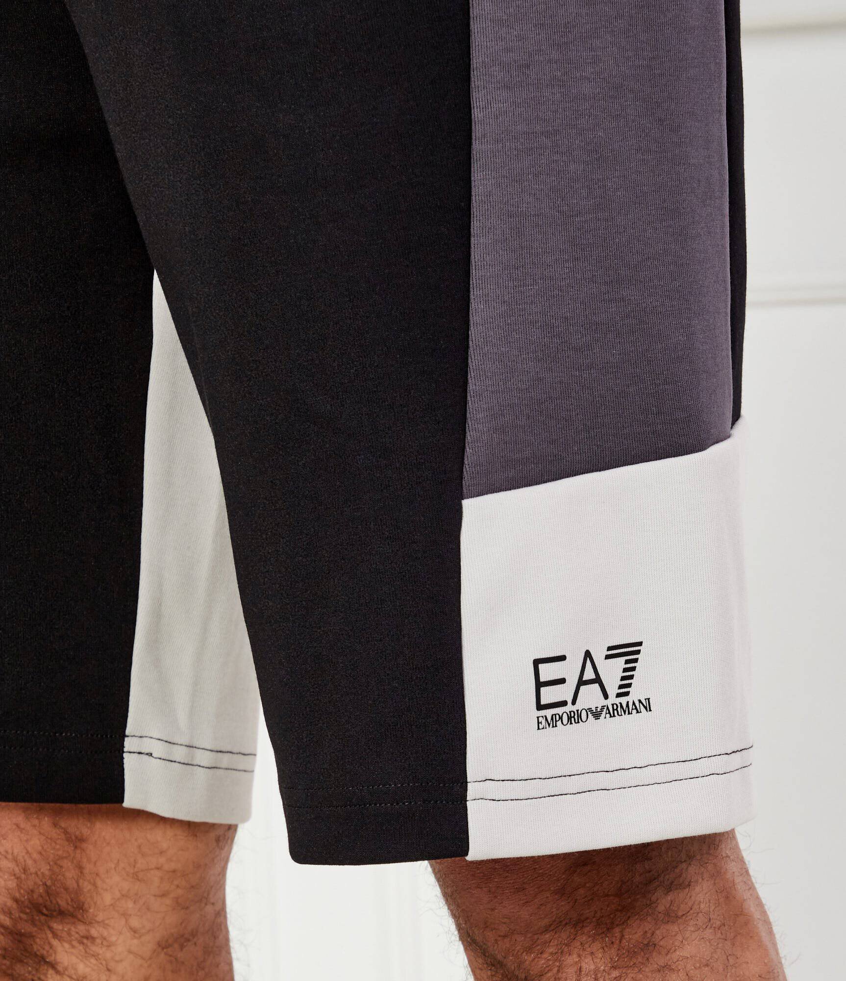 EA7 Pantaloni scurți | Regular Fit