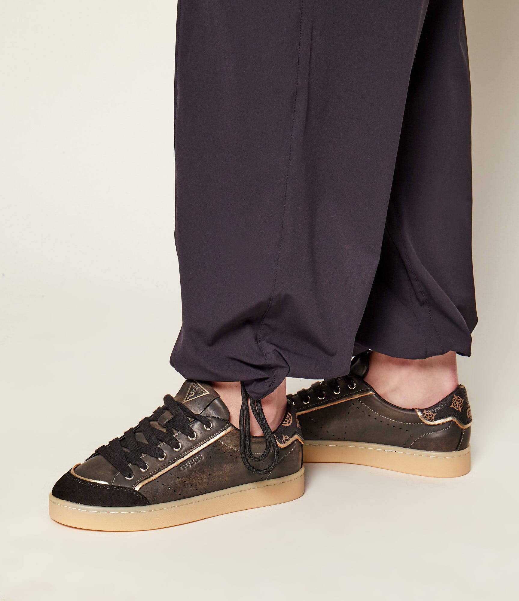 GUESS ACTIVE Pantaloni cargo NAT | Loose fit