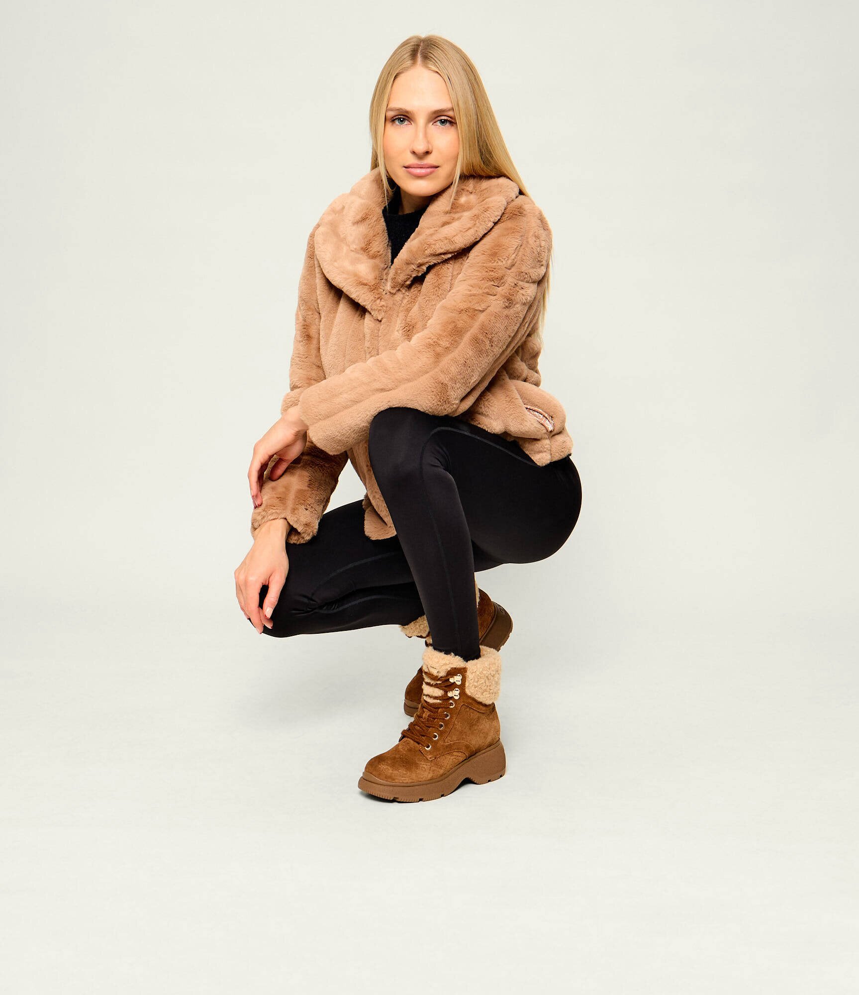 Guess Căptușite botine Vikki| shearling | piele întoarsă