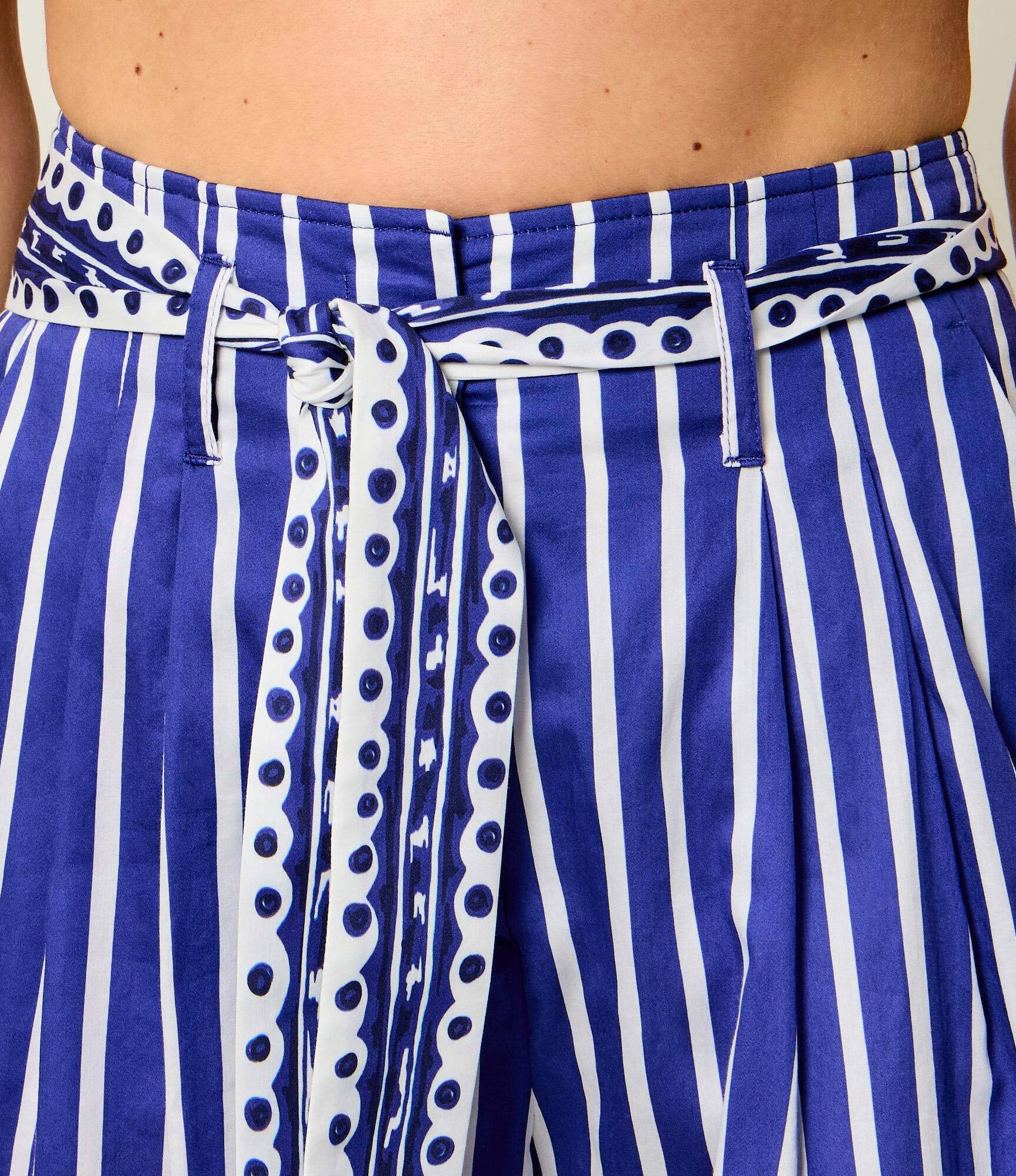 Marc Cain Pantaloni scurți + curea Warangal | Relaxed fit | high waist