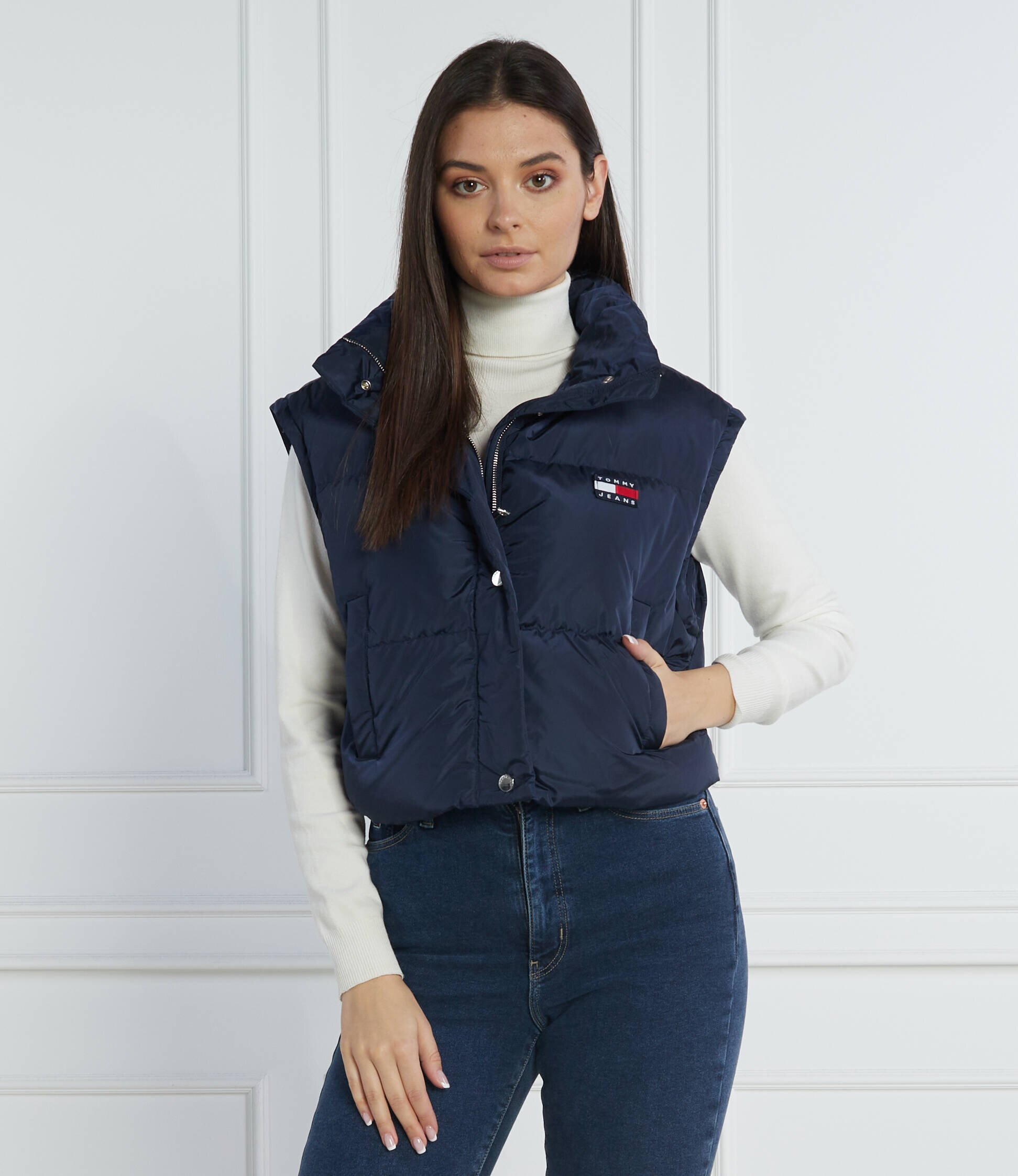 Tommy Jeans De puf geacă 2 în 1 BADGE CROP VEST DOWN PUFFER | Cropped Fit