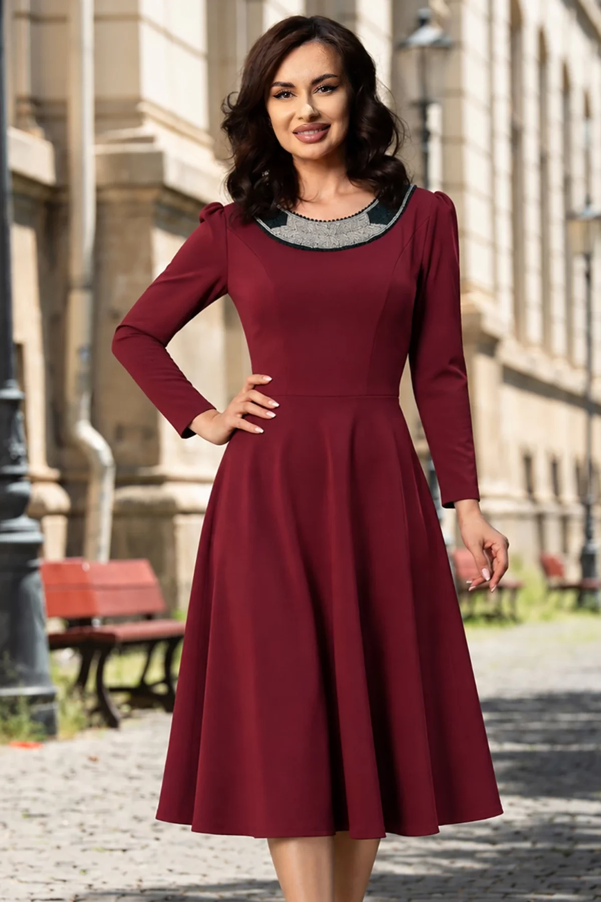 Chanttal Rochie de zi midi in clos bordo Cesima cu colier din margele