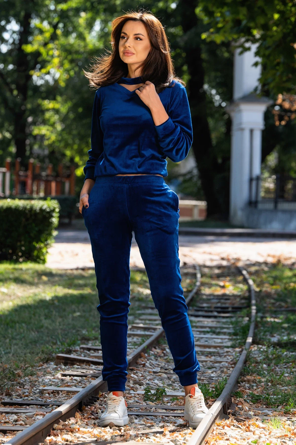 Chanttal Trening din catifea royal Priscilla cu banda in jurul gatului