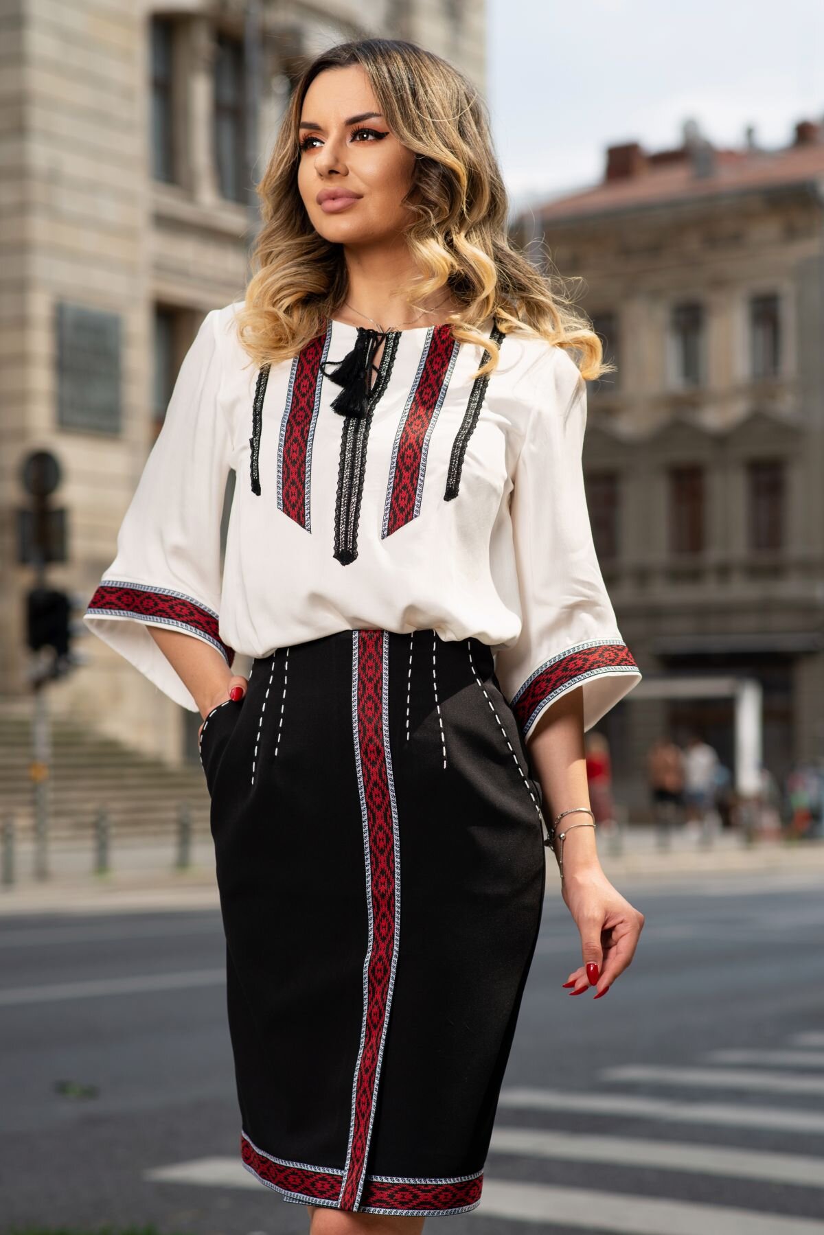 Effect Bluza alba tip ie brodata cu motive traditionale
