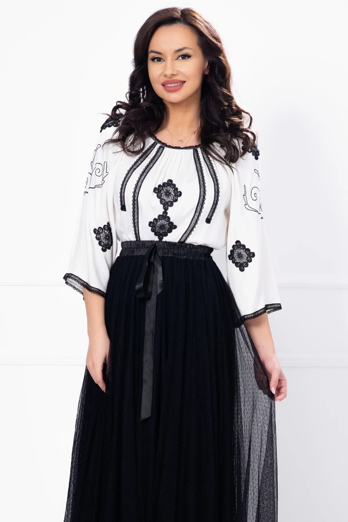 Effect Bluza alba tip ie din vascoza cu broderie traditionala neagra