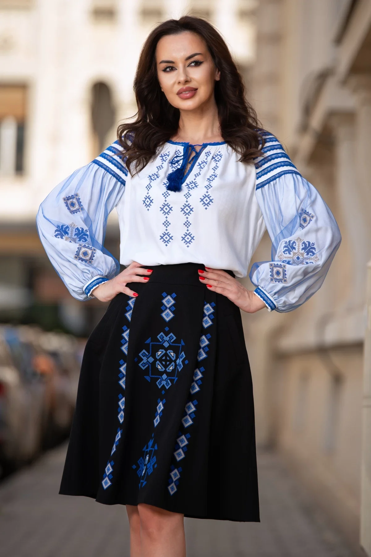 Effect Bluza alba traditionala cu motivul rombului si tulle albastru