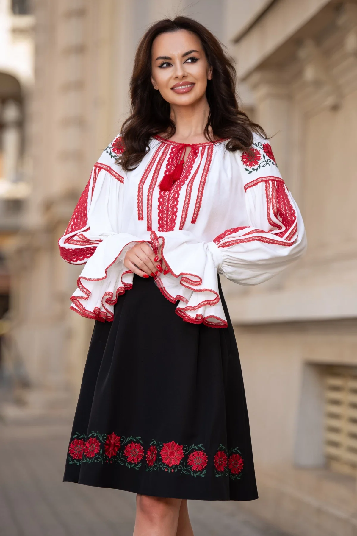 Effect Bluza tip ie alba cu motive traditionale florale rosii
