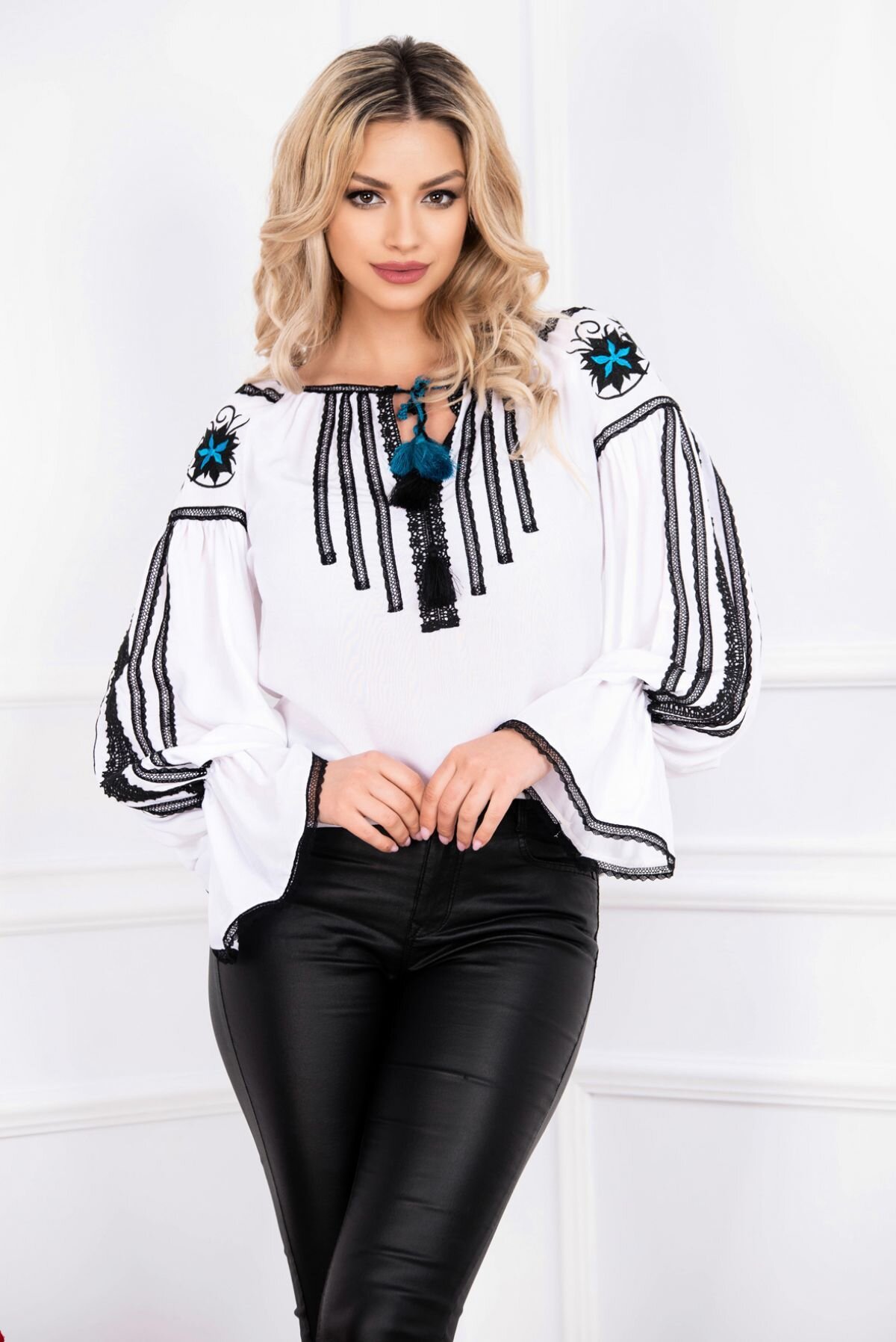 Effect Bluza tip ie alba cu motive traditionale negre si albastre