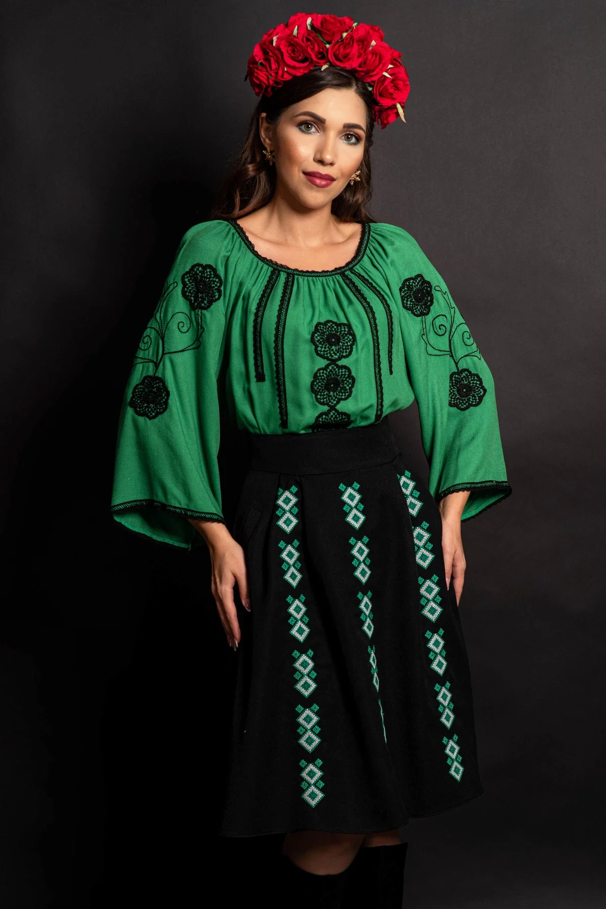 Effect Bluza verde tip ie din vascoza cu broderie traditionala neagra