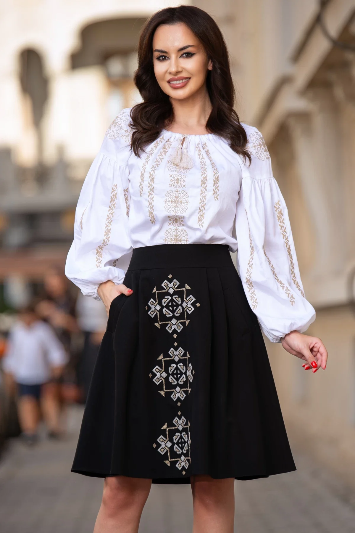 Effect Fusta dama neagra in clos cu broderie aurie traditionala