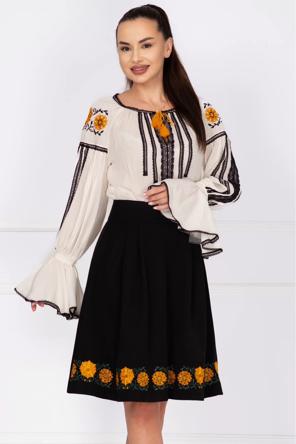 Effect Fusta dama neagra in clos cu flori galbene brodate