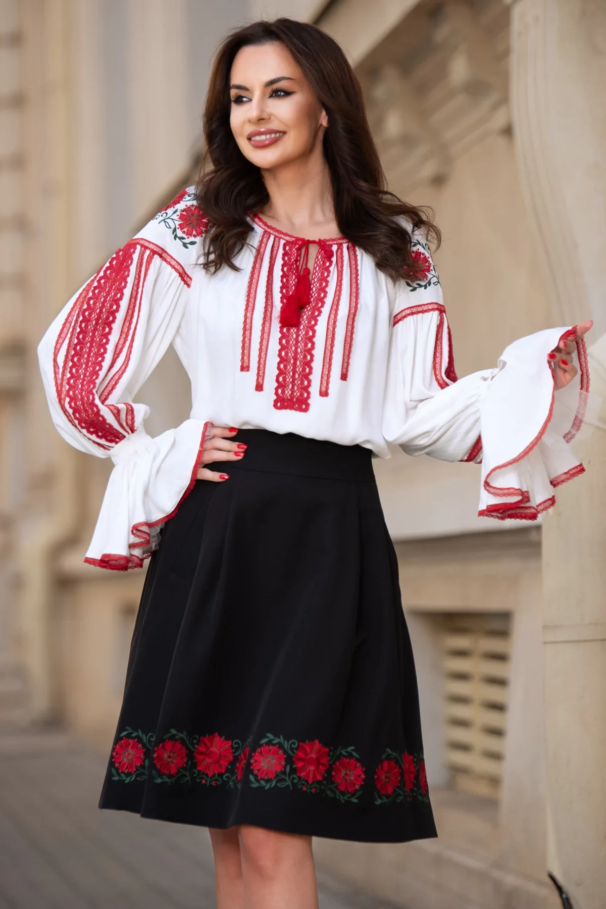 Effect Fusta dama neagra in clos cu flori rosii brodate