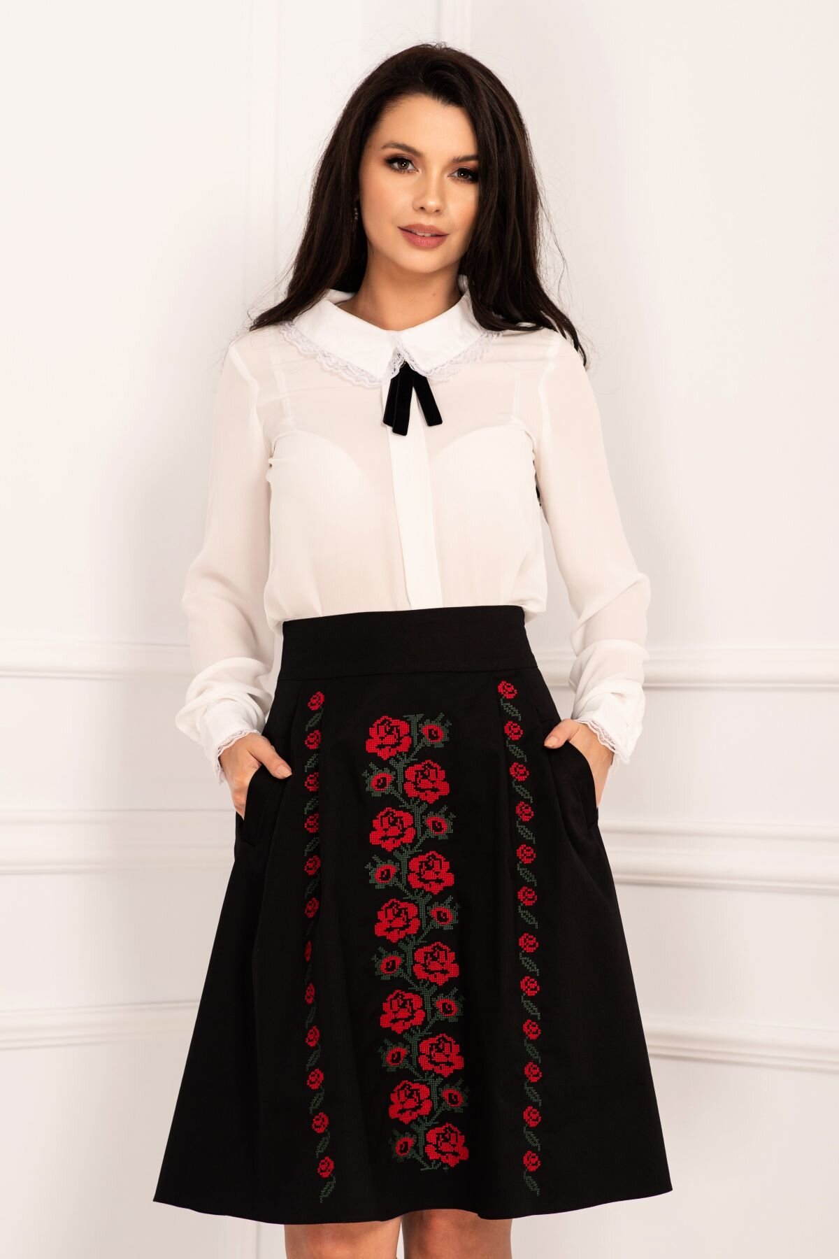 Effect Fusta eleganta dama accesorizata cu broderie rosie