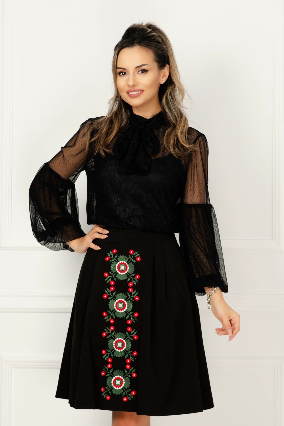 Effect Fusta neagra cu broderie traditionala