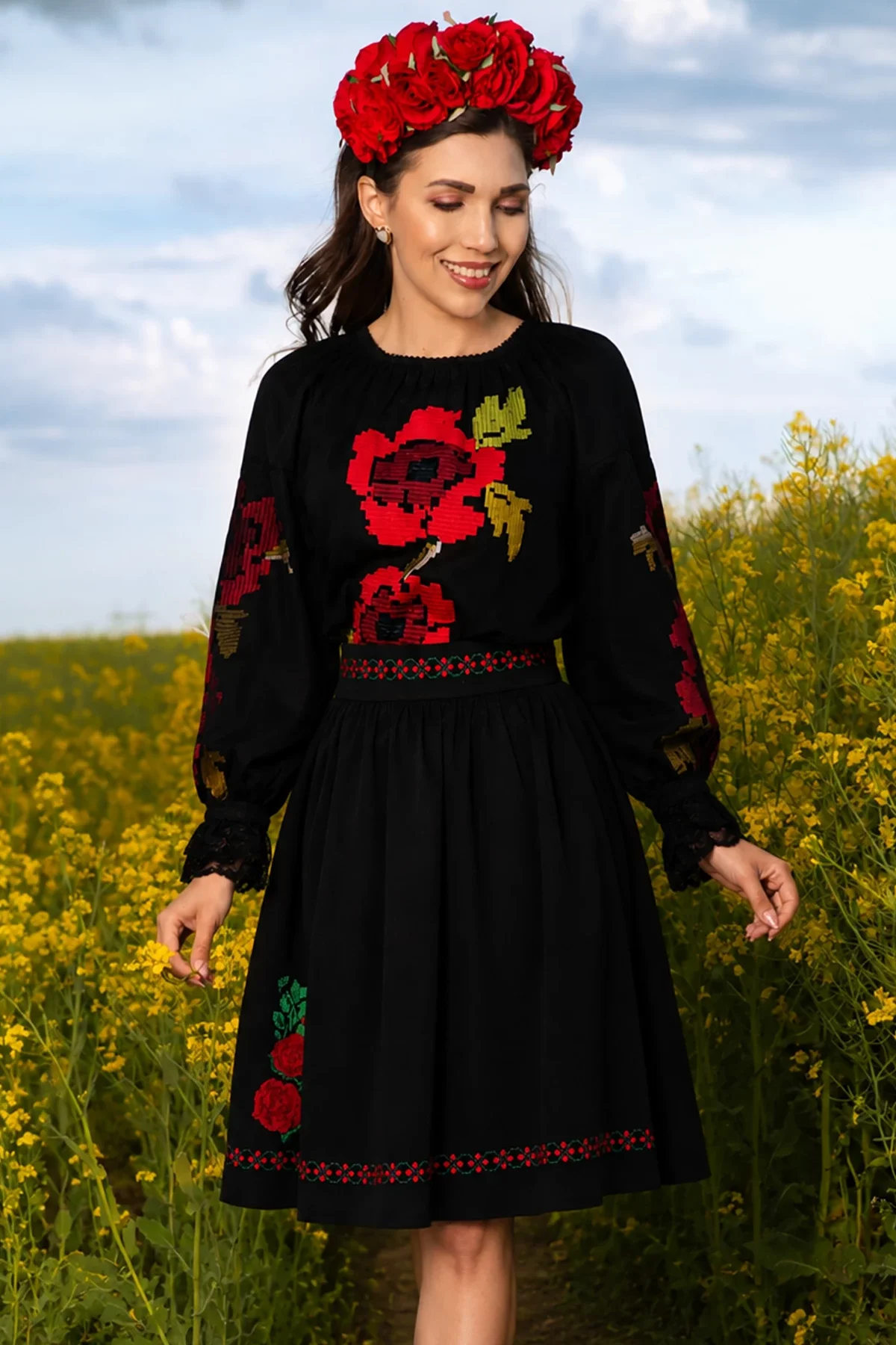 Effect Fusta neagra in clos accesorizata cu broderie traditionala
