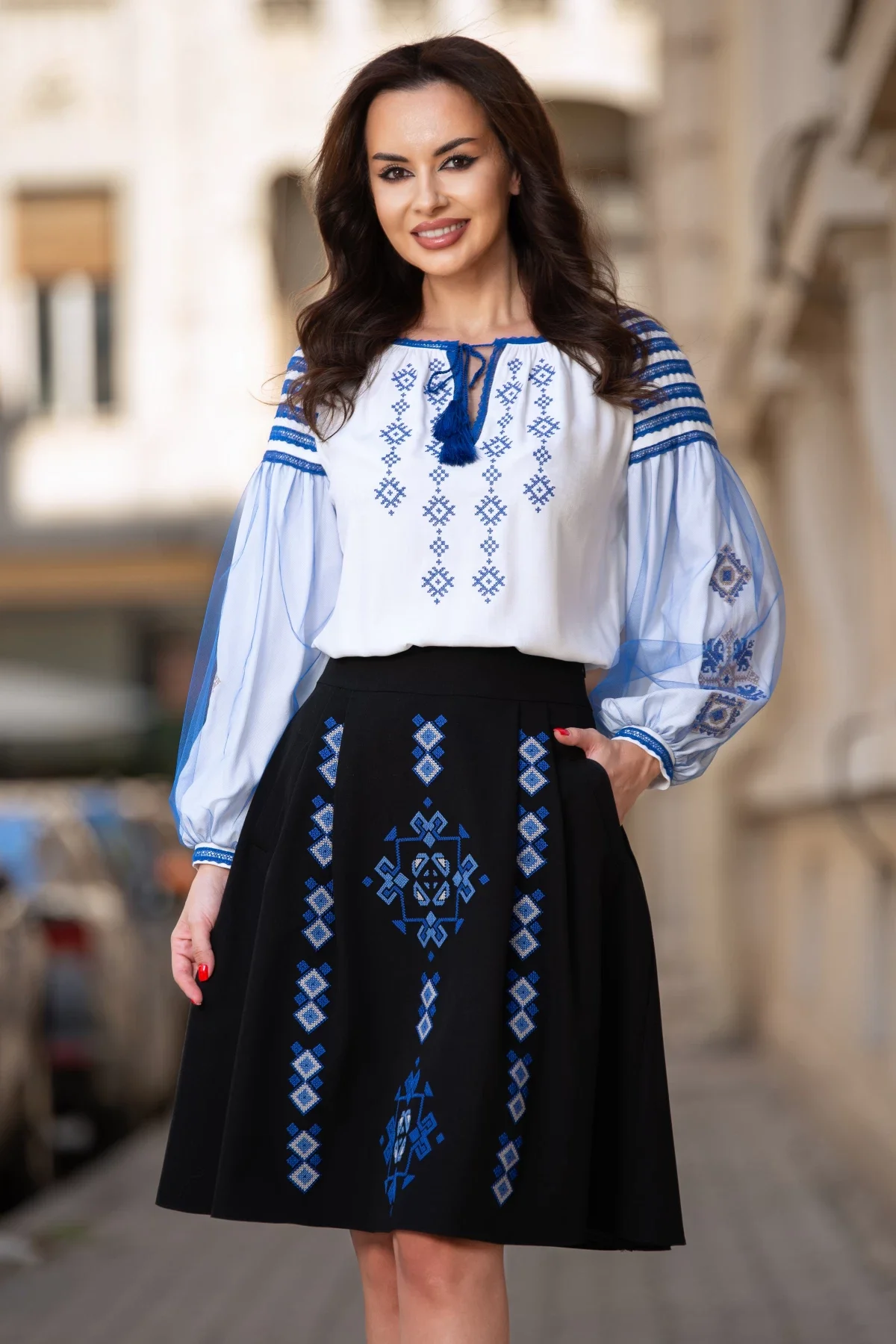 Effect Fusta traditionala neagra in clos brodata cu simbolul rombului