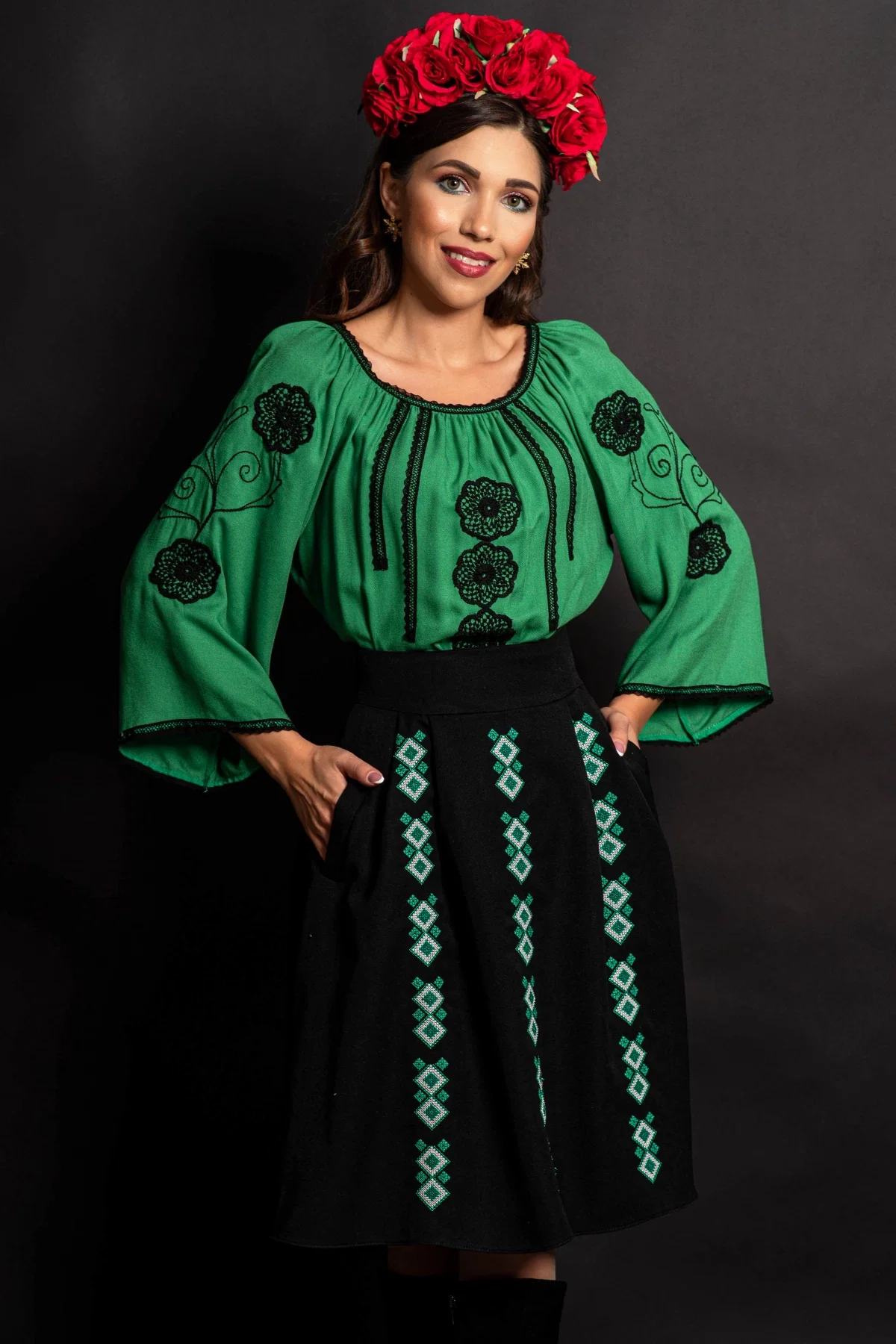Effect Fusta traditionala neagra in clos cu broderie verde si motivul rombului