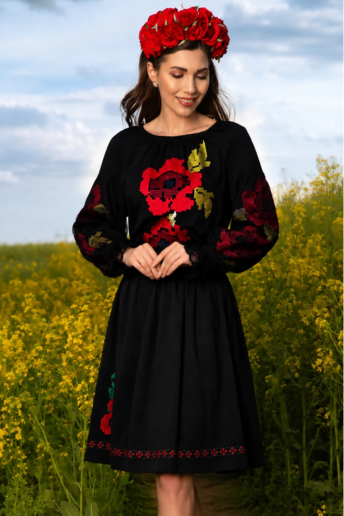 Effect Ie neagra din vascoza cu flori rosii brodate