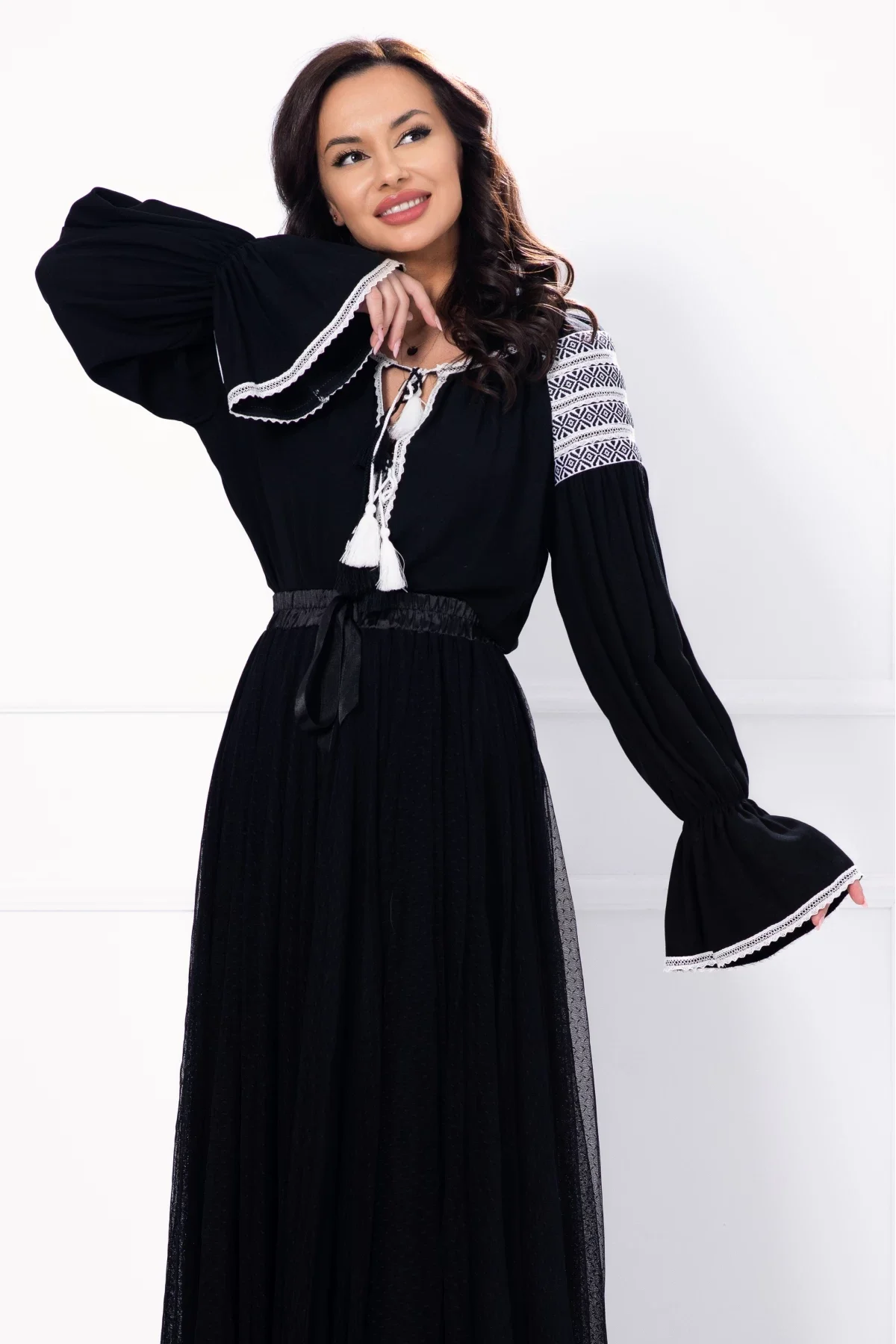 Effect Ie traditionala neagra cu broderie alba