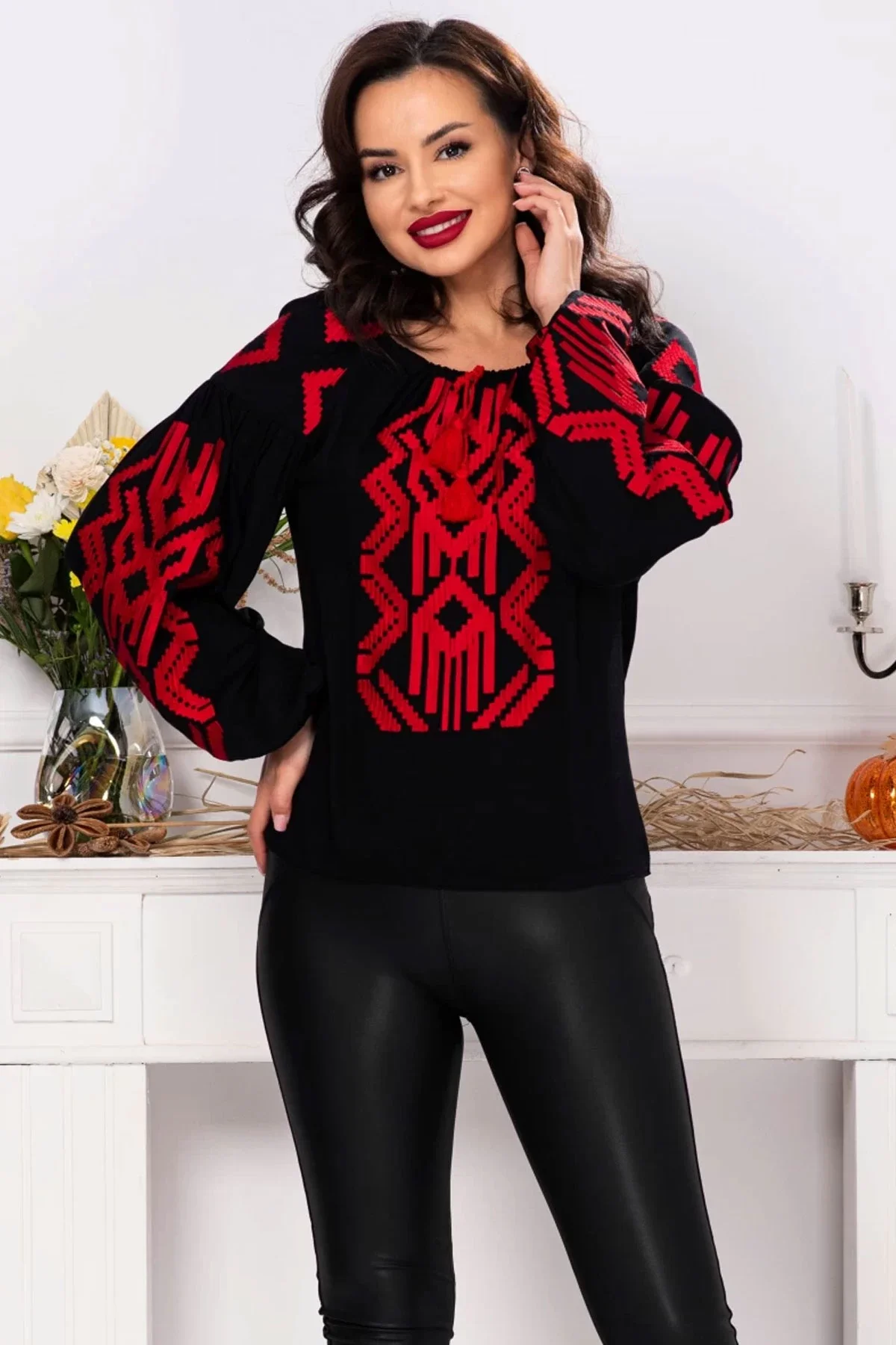 Effect Ie traditionala neagra cu broderie rosie