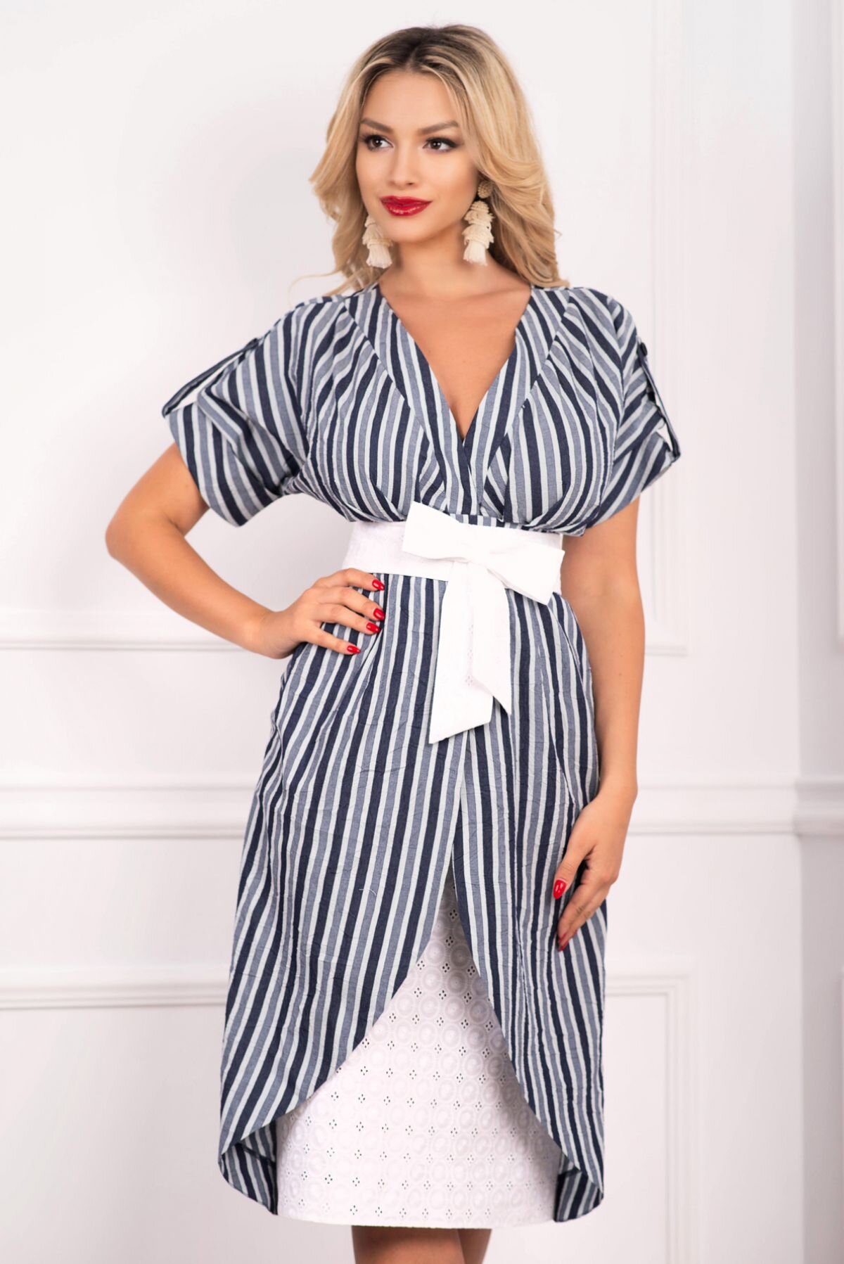 Effect Rochie cu dungi din panza texturata si broderie