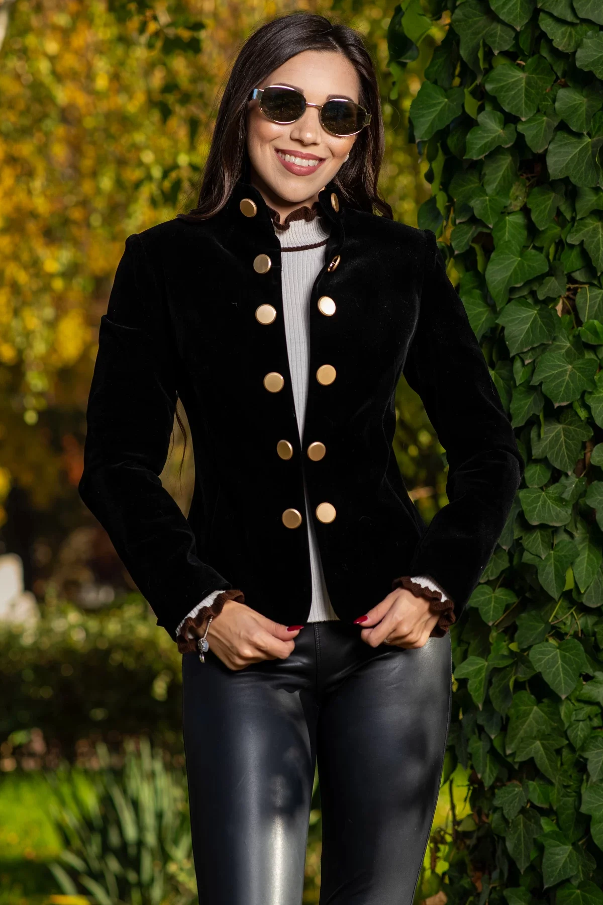 Effect Sacou elegant negru de catifea cu nasturi aurii