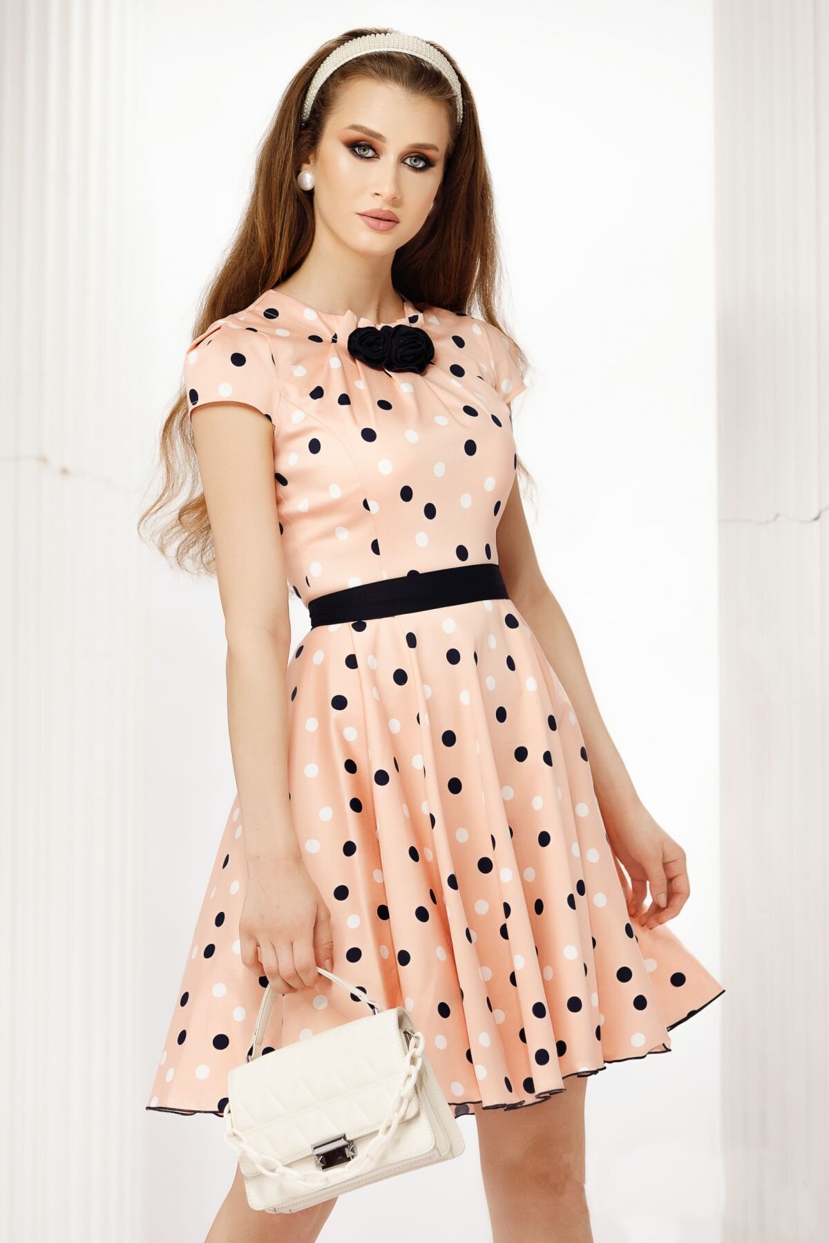 Fofy Rochie de vara peach in clos cu trandafiri decorativi si buline