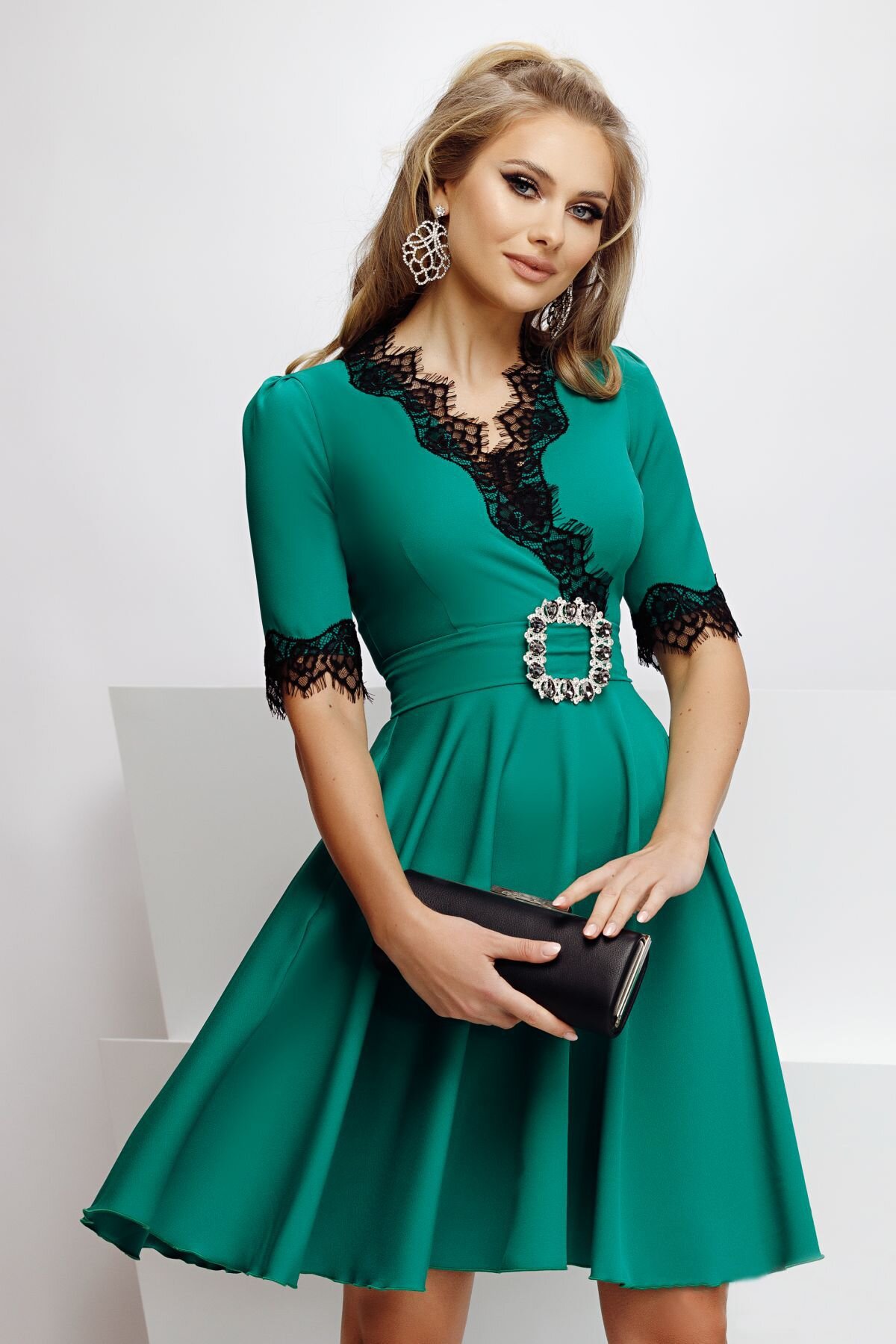 Fofy Rochie eleganta verde in clos cu dantela neagra aplicata