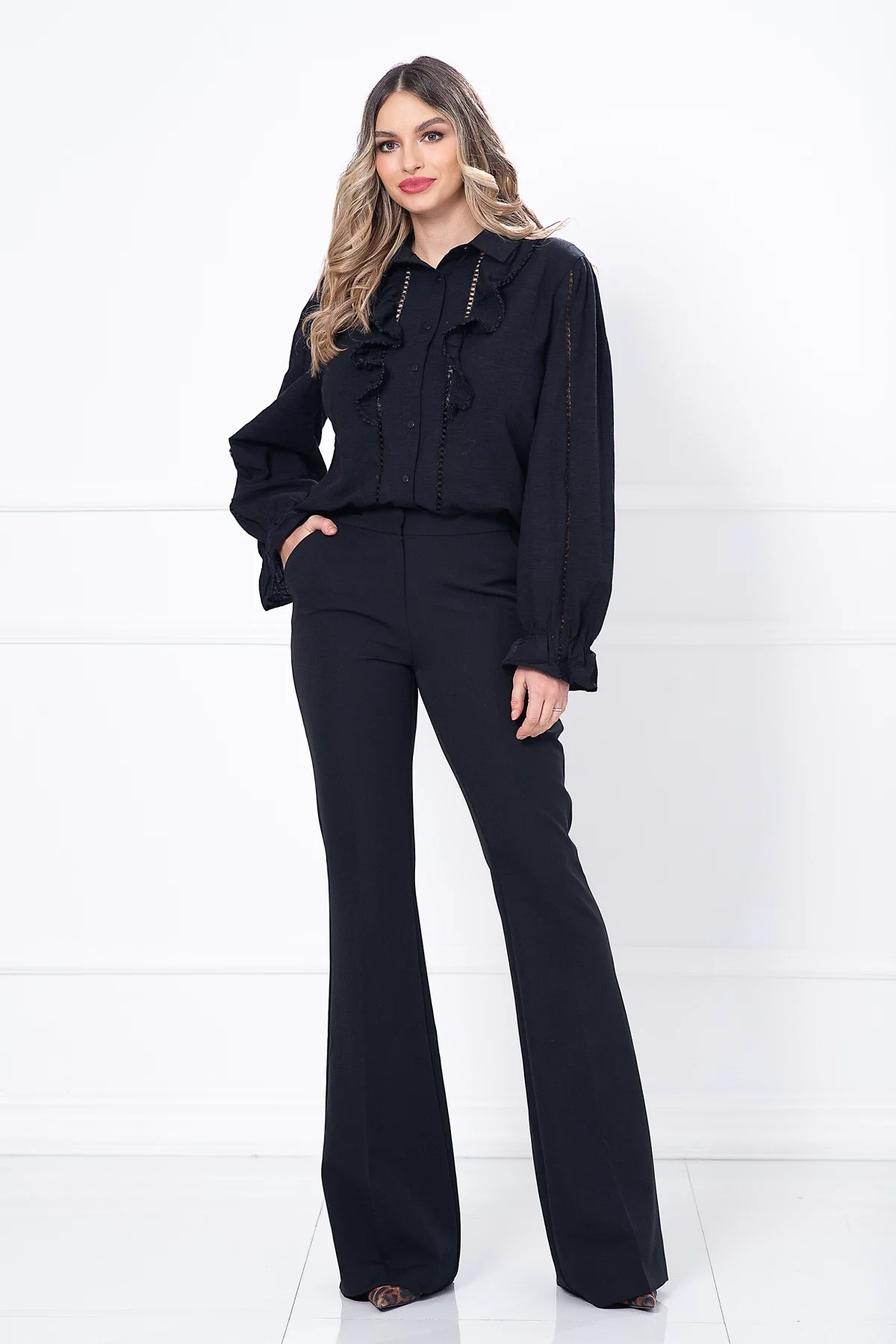 InPuff Basic Camasa neagra din panza cu sabac si volane