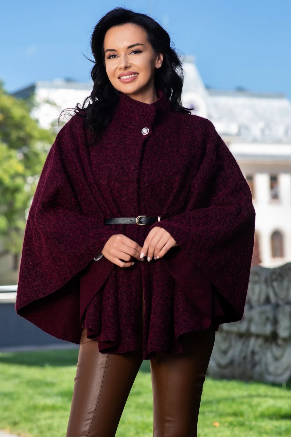 InPuff Basic Capa eleganta lunga bordo din material cu textura pufoasa