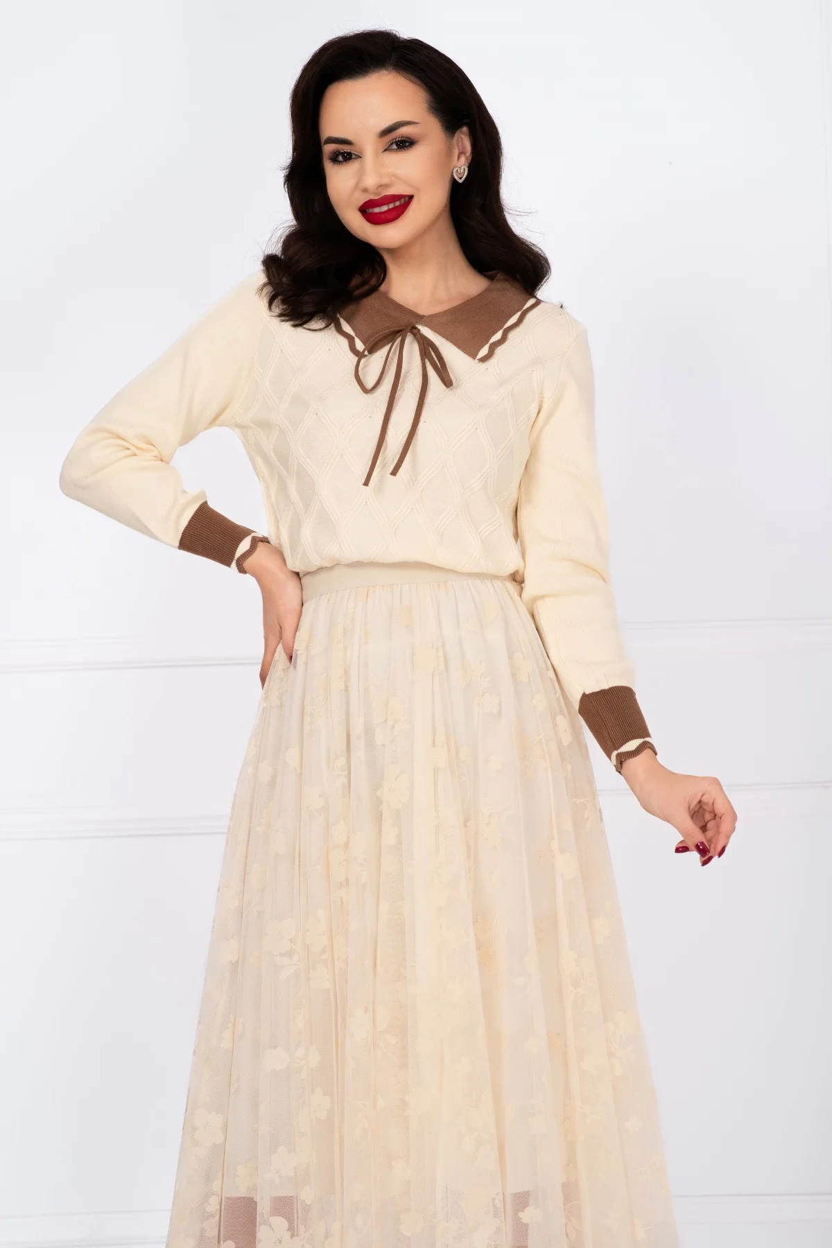 InPuff Basic Pulover dama ecru din tricot fin June cu guler in contrast