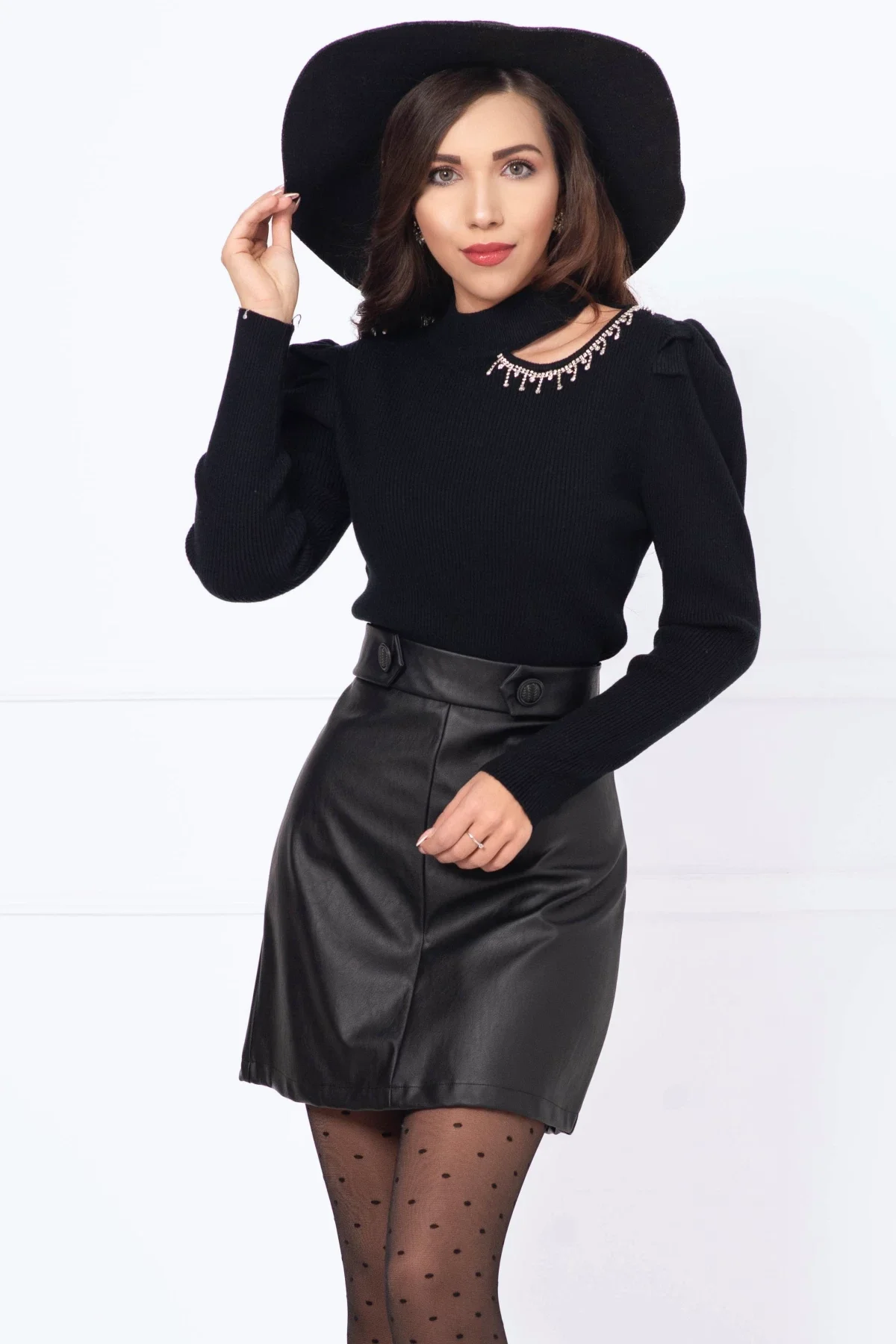 InPuff Basic Pulover dama negru din tricot umeri bufanti si aplicatie din strassuri