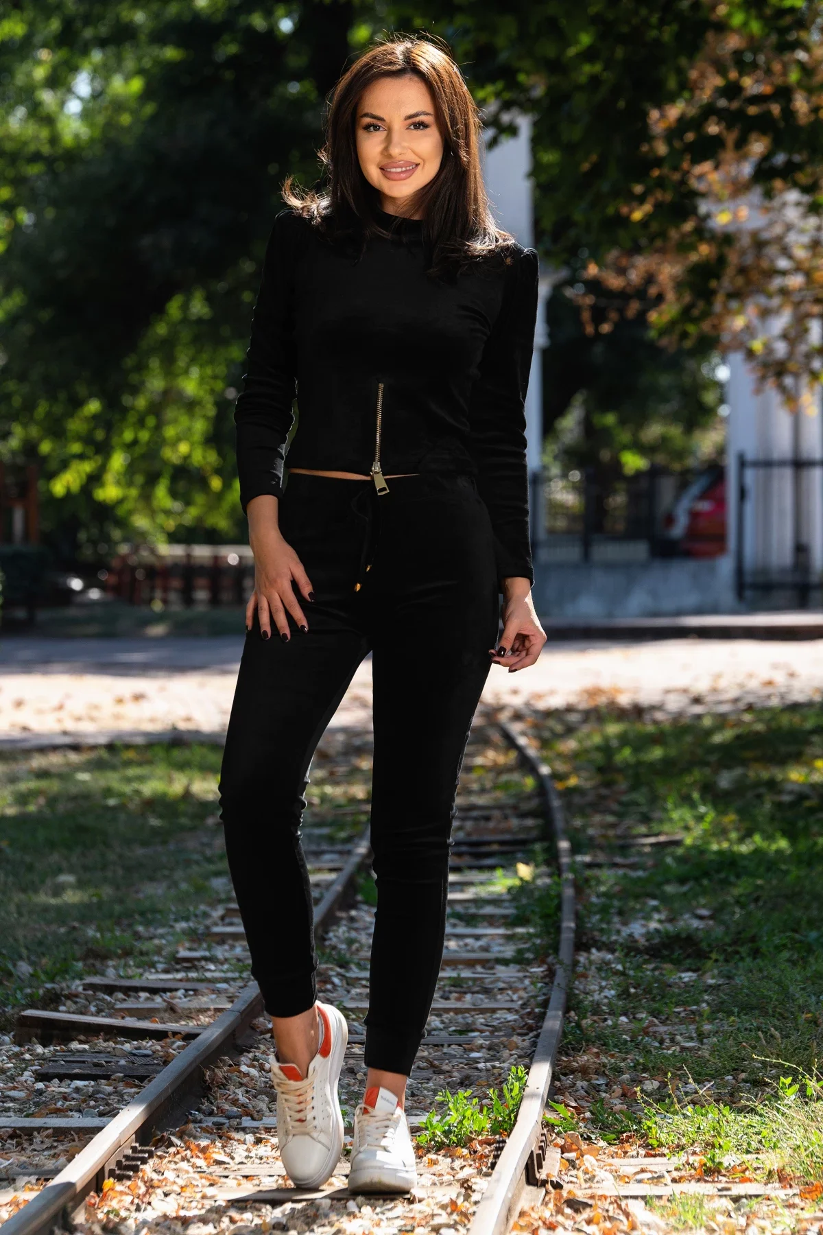 InPuff Basic Trening cambrat negru din catifea cu umeri buretati