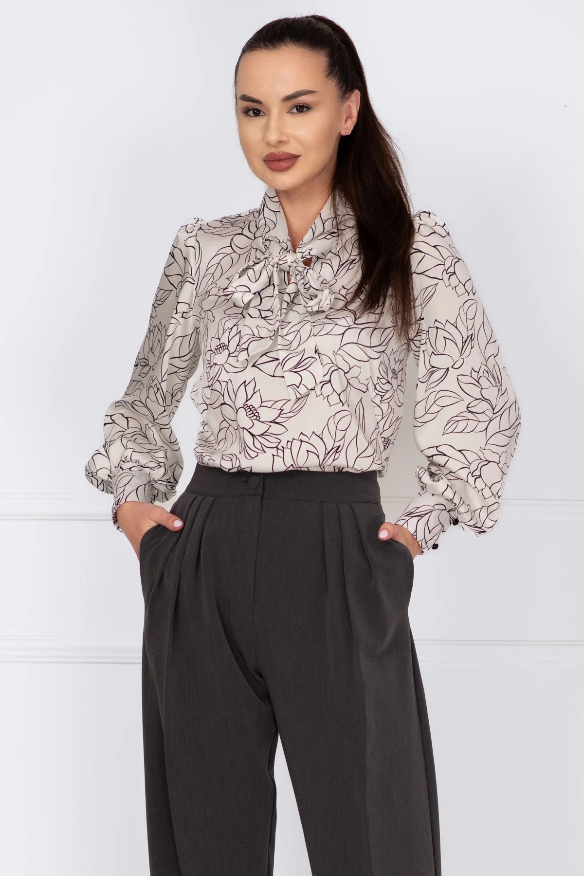 InPuff Bluza dama alba cu imprimeu floral si guler tip esarfa