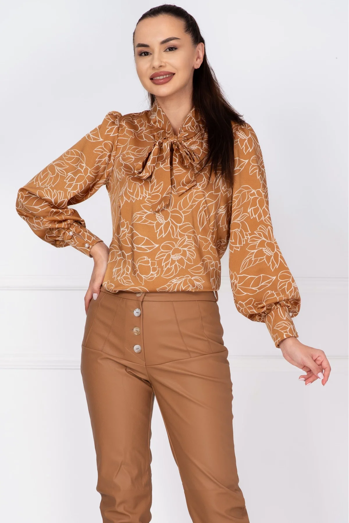 InPuff Bluza dama cappuccino cu imprimeu floral si guler tip esarfa
