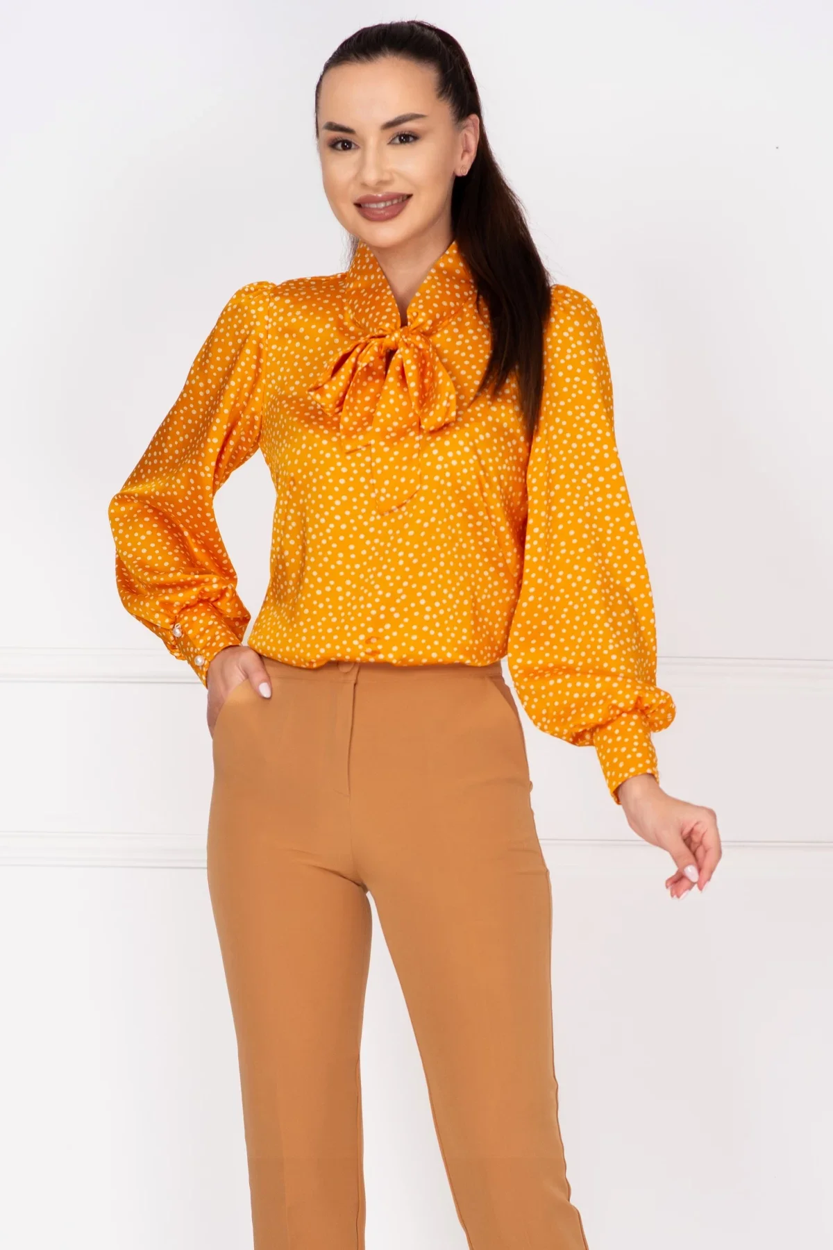 InPuff Bluza dama eleganta galbena cu buline si guler tip esarfa