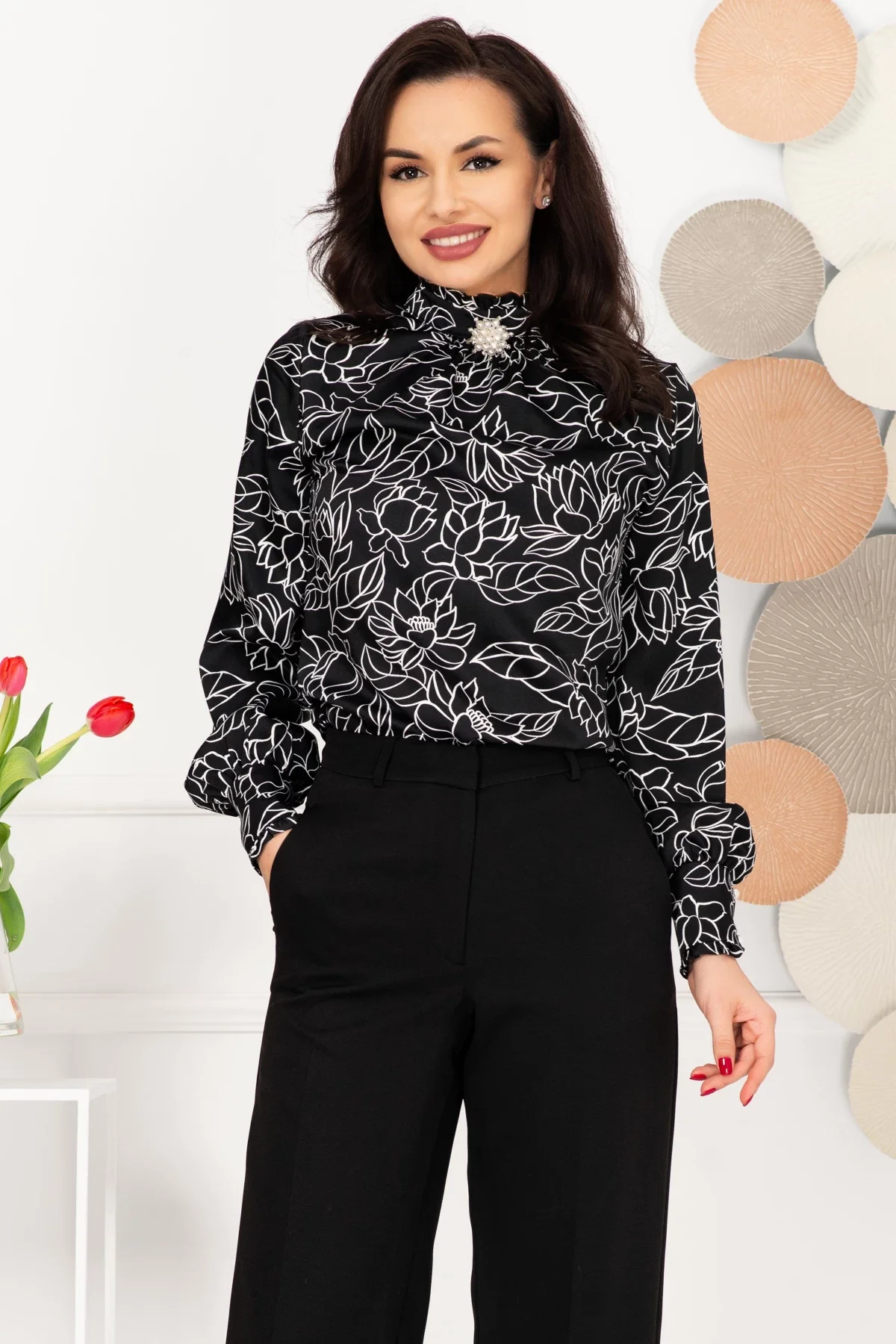 InPuff Bluza dama eleganta neagra cu flori de nufar