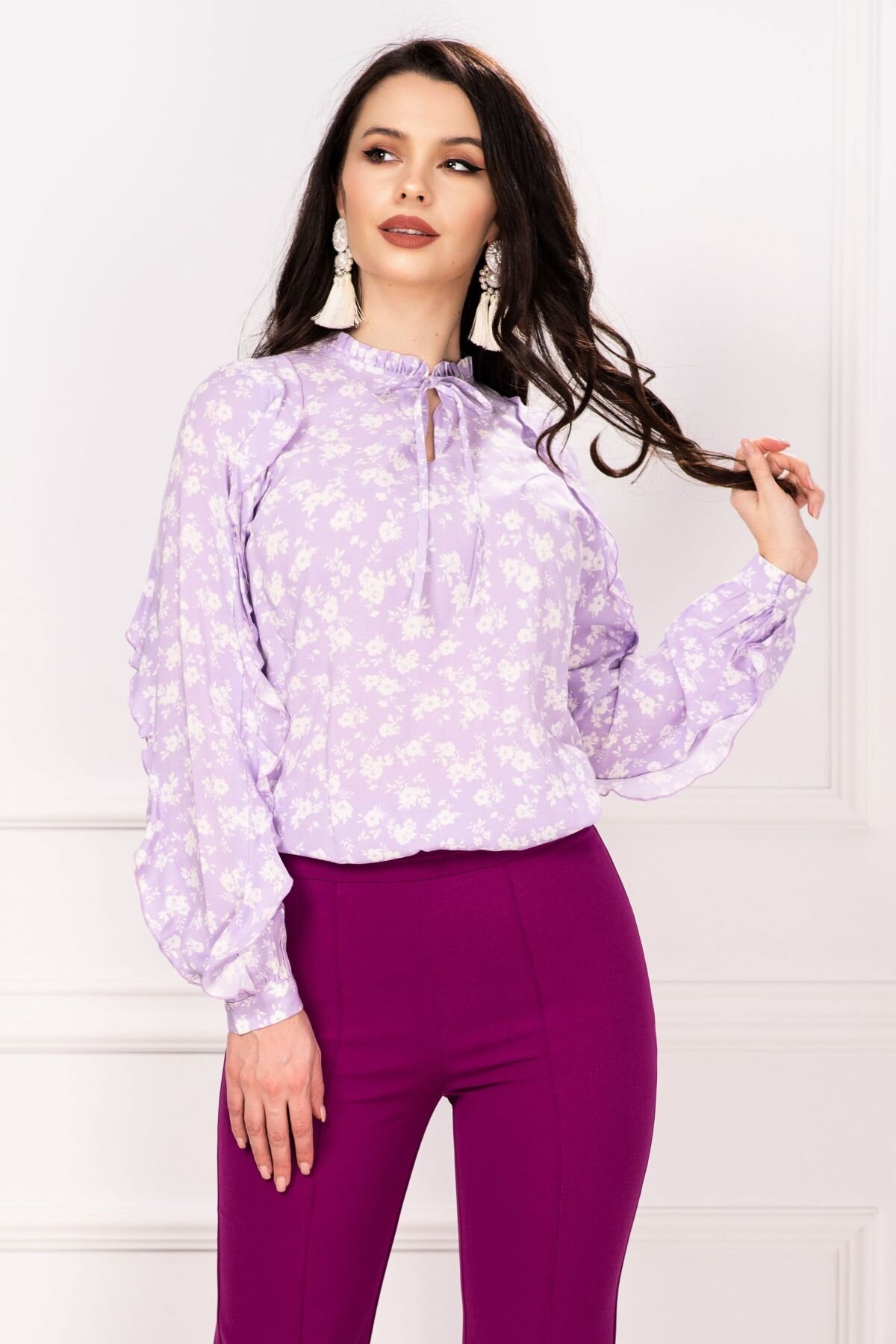 InPuff Bluza lavanda cu flori albe delicate si volane pe maneci