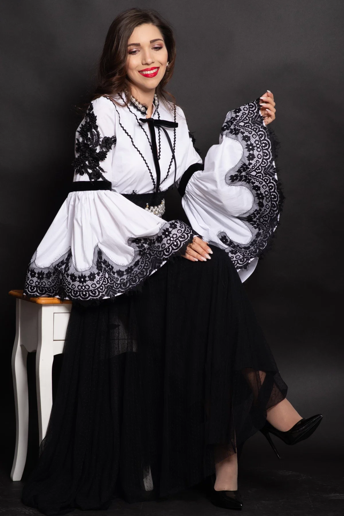 InPuff Camasa eleganta de inspiratie traditionala Elizabeth cu maneci tip clopot si broderie neagra