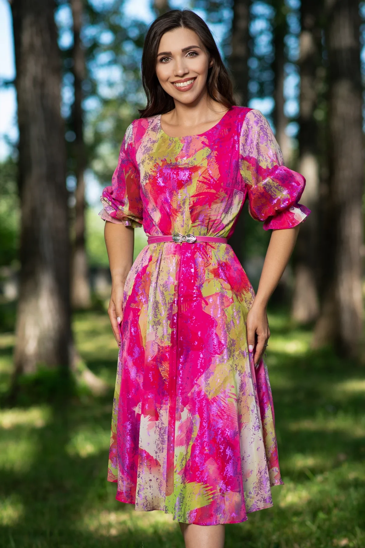 InPuff Rochie de zi in clos Aisha din voal fucsia cu imprimeu tip pictura
